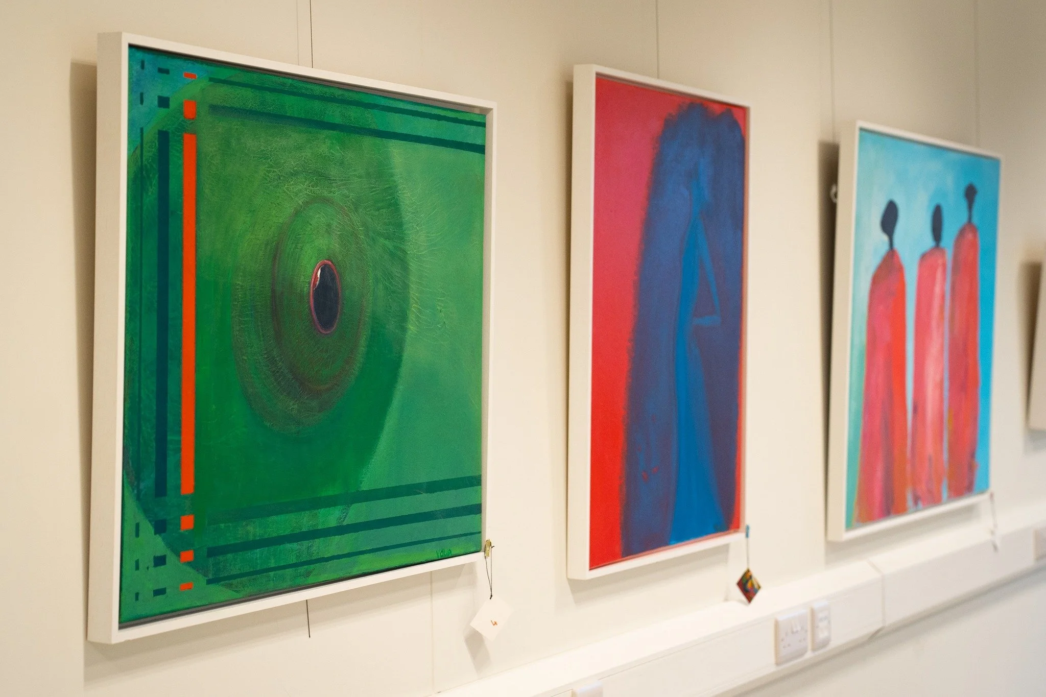 Introducing our incredible new local artist, Valya Fashevskaia! ✨

Valya is a Siberian-born British artist whose vibrant, contemporary, and abstract acrylic paintings on canvas are a true celebration of emotion and colour. Her work, which often uses 