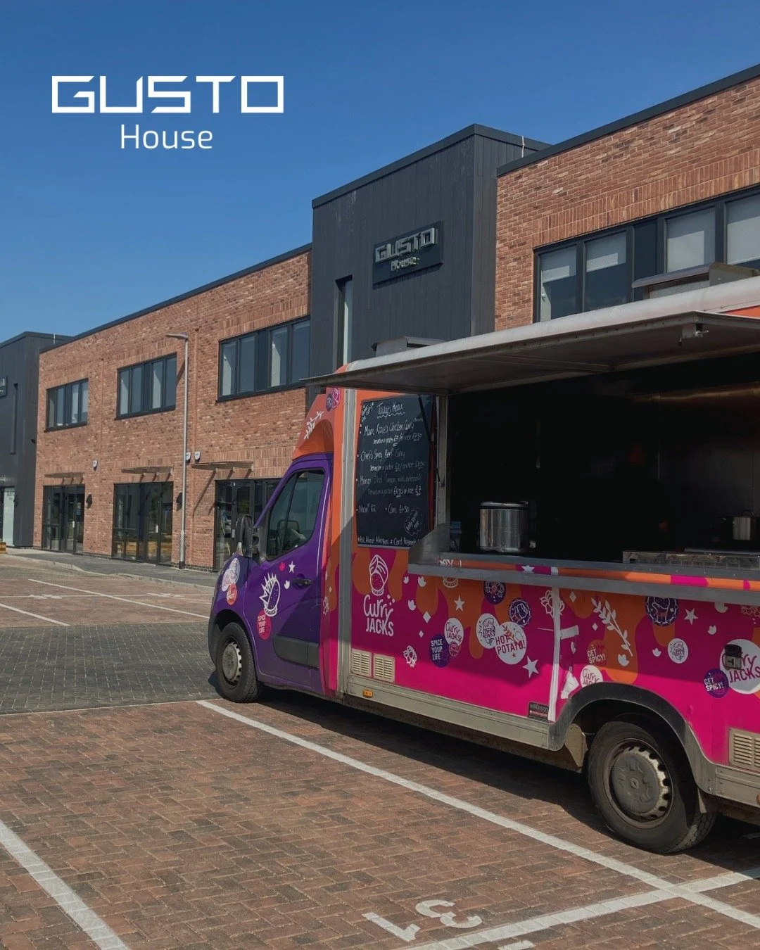 @curryjackscaf are back tonight with a little bit of heat to warm you up on this winter night. 🔥

Find them in the Gusto House carpark tonight from 5 PM until 7 PM. 

If you'd like something please do pre-order as they tend to run out fast! Just mes