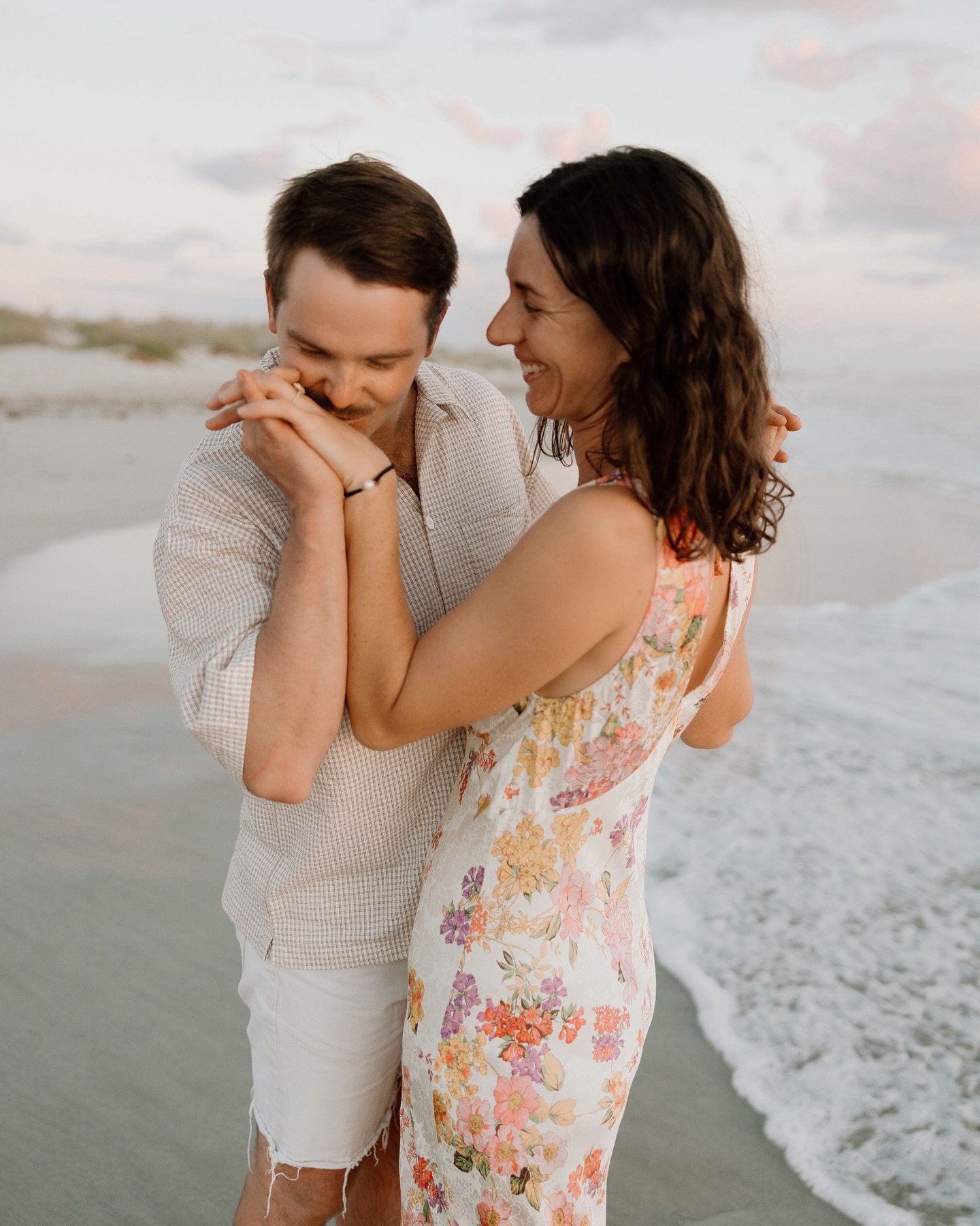 it&rsquo;s in this moment you can spend a quiet 45 minutes away from reality and just sit in peace with your future together 🥹 

i can&rsquo;t wait to be your funky third wheel photographer 🤍
.
.
.
#couples #engagement #engagementsession #engagemen