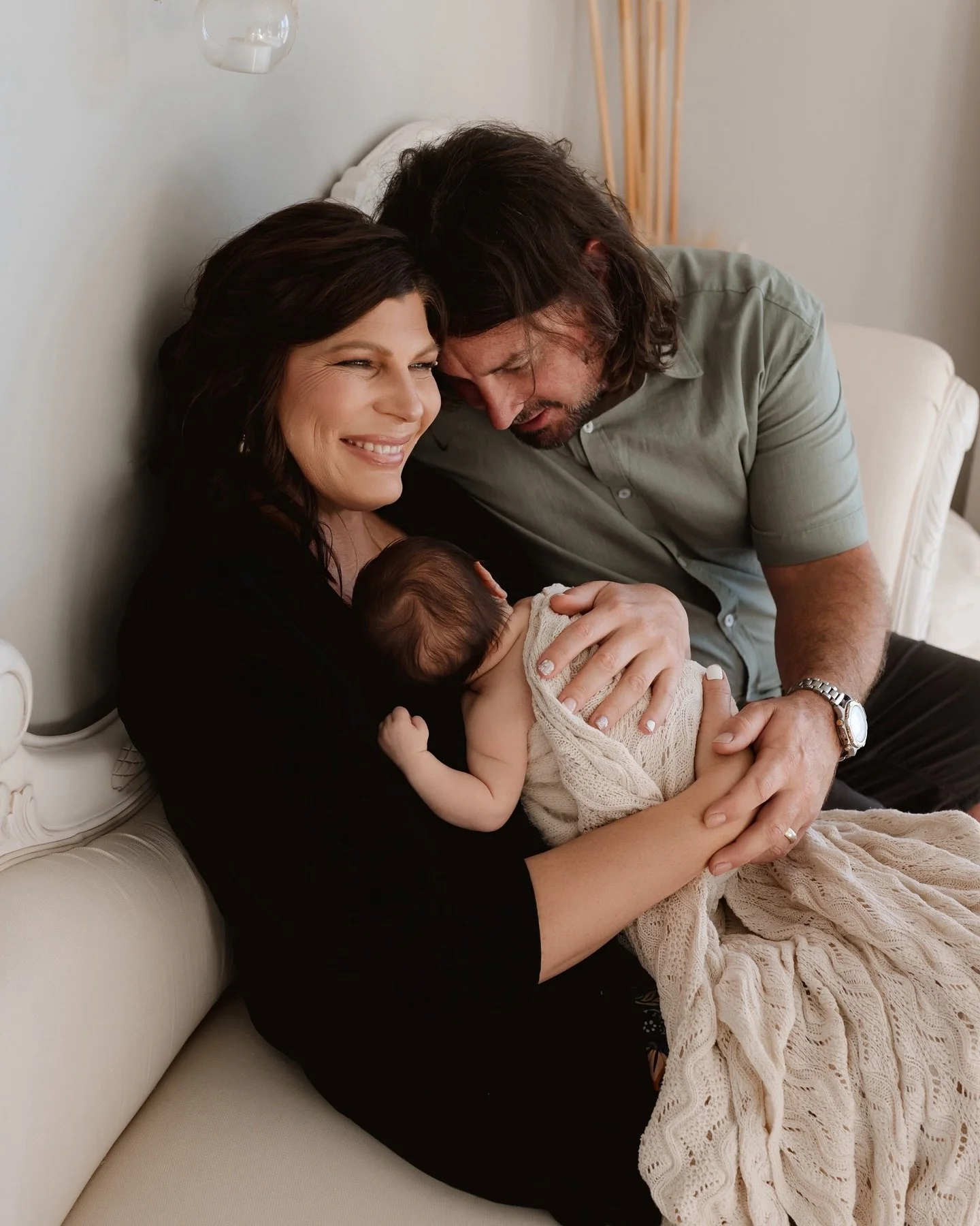 settled at home and hearts full with their littlest love 🤍
.
.
.
#newborn #newbornhomesession #newbornsnuggles #homesession #photography #photographer #photooftheday #familyphotographer #maternityphotographer #newbornphotographer #eventphotographer 