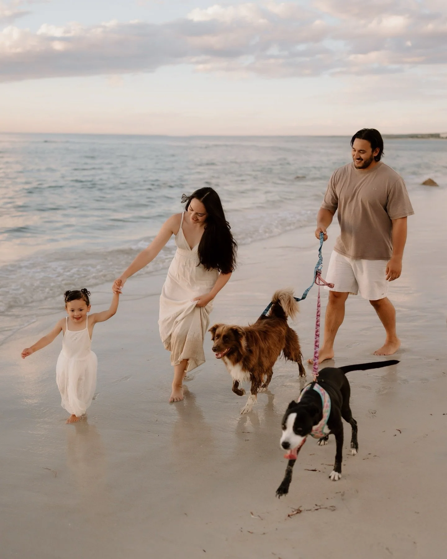 pure, unprompted fun letting their little isla take the lead for this session (she only wanted to be one with the waves 🤣)

this session has my entire heart. i can&rsquo;t wait to see what summer brings in 🤍
.
.
.
#family #familyphotos #familysessi