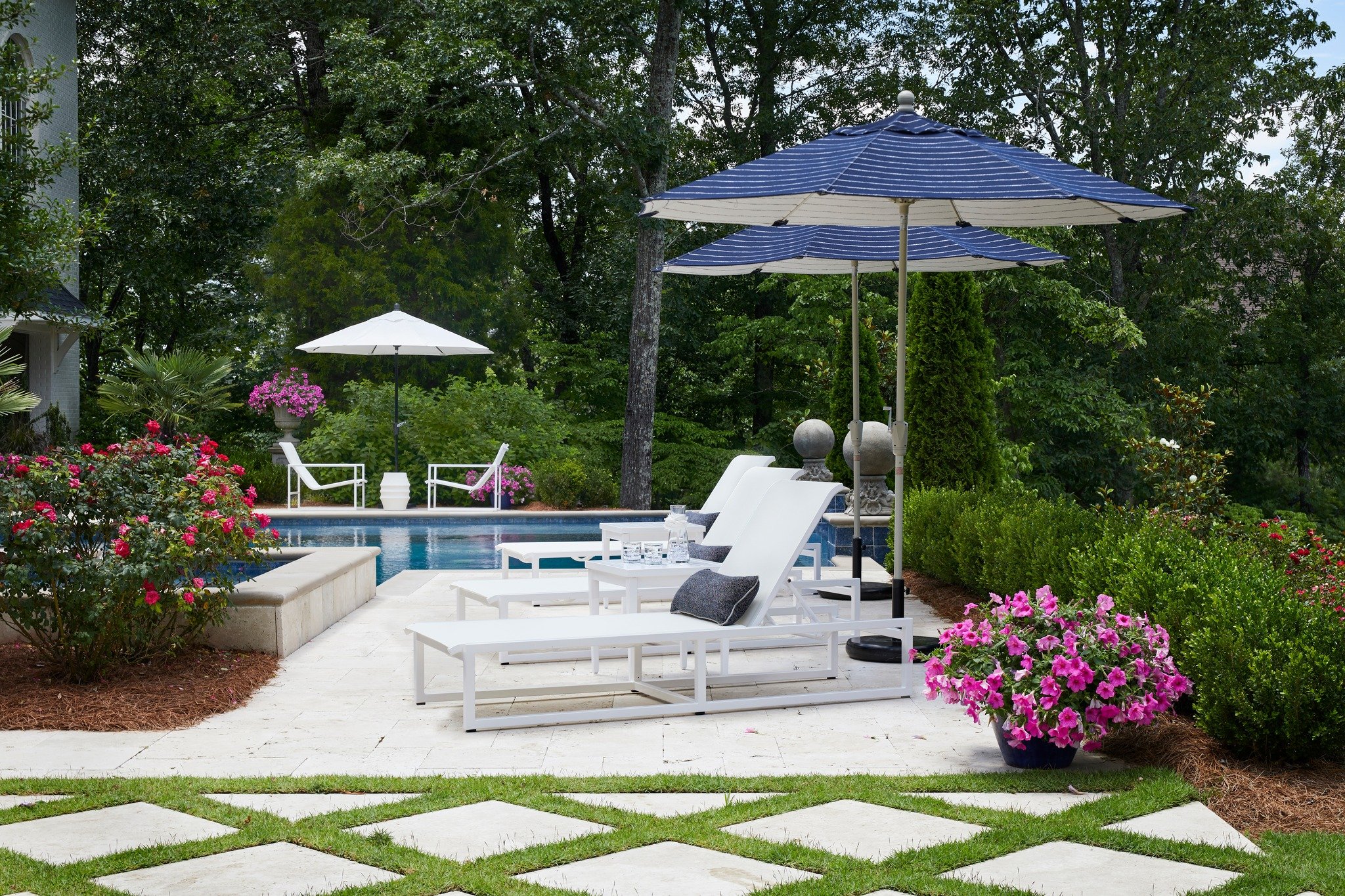 Spring is in full bloom and the Serenata Chalk Lounge Chairs are inviting you to live comfortably by the pool! 😍☀️@Summerclassics #outdoorliving #liveoutside #chenal #diningoutside #outdoorspace #littlerock #backyard #shoplocal