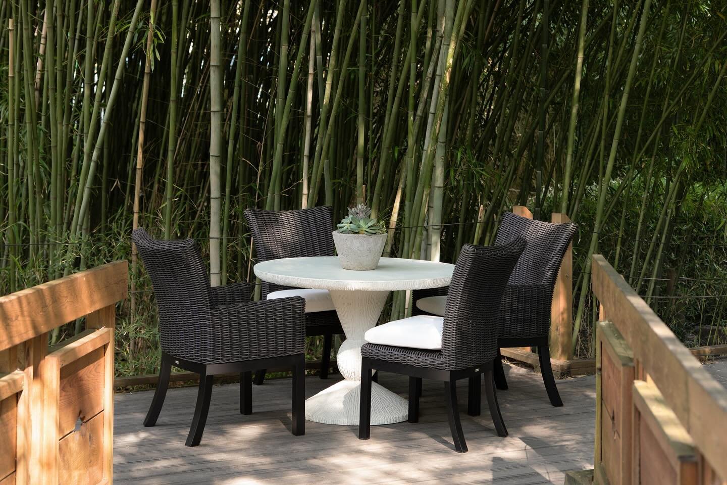 Elegant and sophisticated this summer! @summerclassics makes it simple to create a sophisticated look that reflects your individual taste and lifestyle. 🖤🤩#outdoor #outdoorliving #liveoutside #chenal #diningoutside #outdoorspaces #littlerock #backy