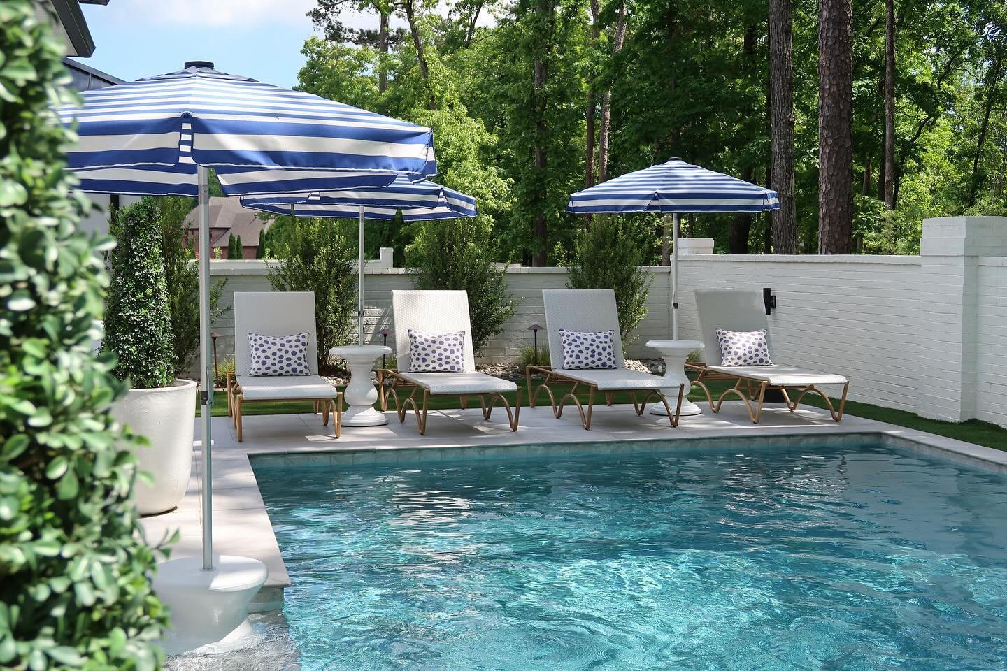 Who&rsquo;s ready for Summer?! Another relaxing Lounge Chair from @summerclassics 😍☀️#outdoor #outdoorliving #liveoutside #chenal #diningoutside #outdoorspaces #littlerock #backyard 💕

Design by: @ljstagg