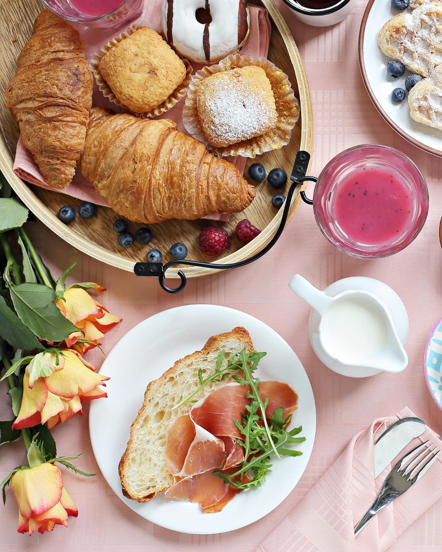 WE LOVE A COLLABORATION!

@cnywomensnetwork is proud to co-host @colgateinnny&rsquo;s Mother&rsquo;s Day brunch buffet, featuring a selection of starters, salads, breakfast and lunch entrees, carving station favorites, and irresistible desserts.

Eve