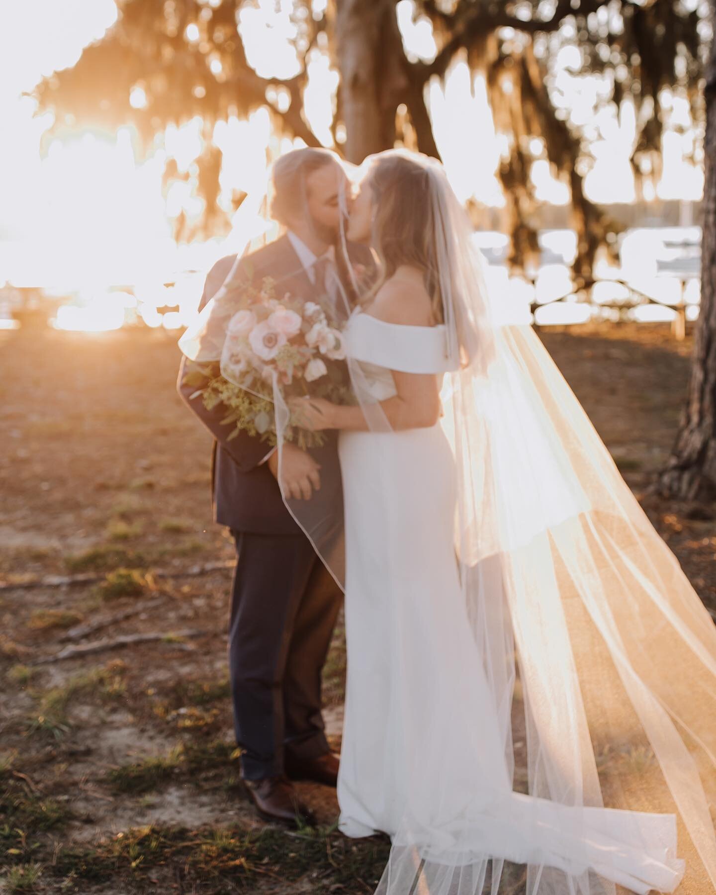 Ru and Anna&rsquo;s wedding was so beautiful and filled with love from every angle. What a beautiful moment to be a part of. Congratulations you two! 🥂

#beaufortwedding #beaufortyachtandsailingclub #hiltonheadwedding #boiseweddingphotographer #bois