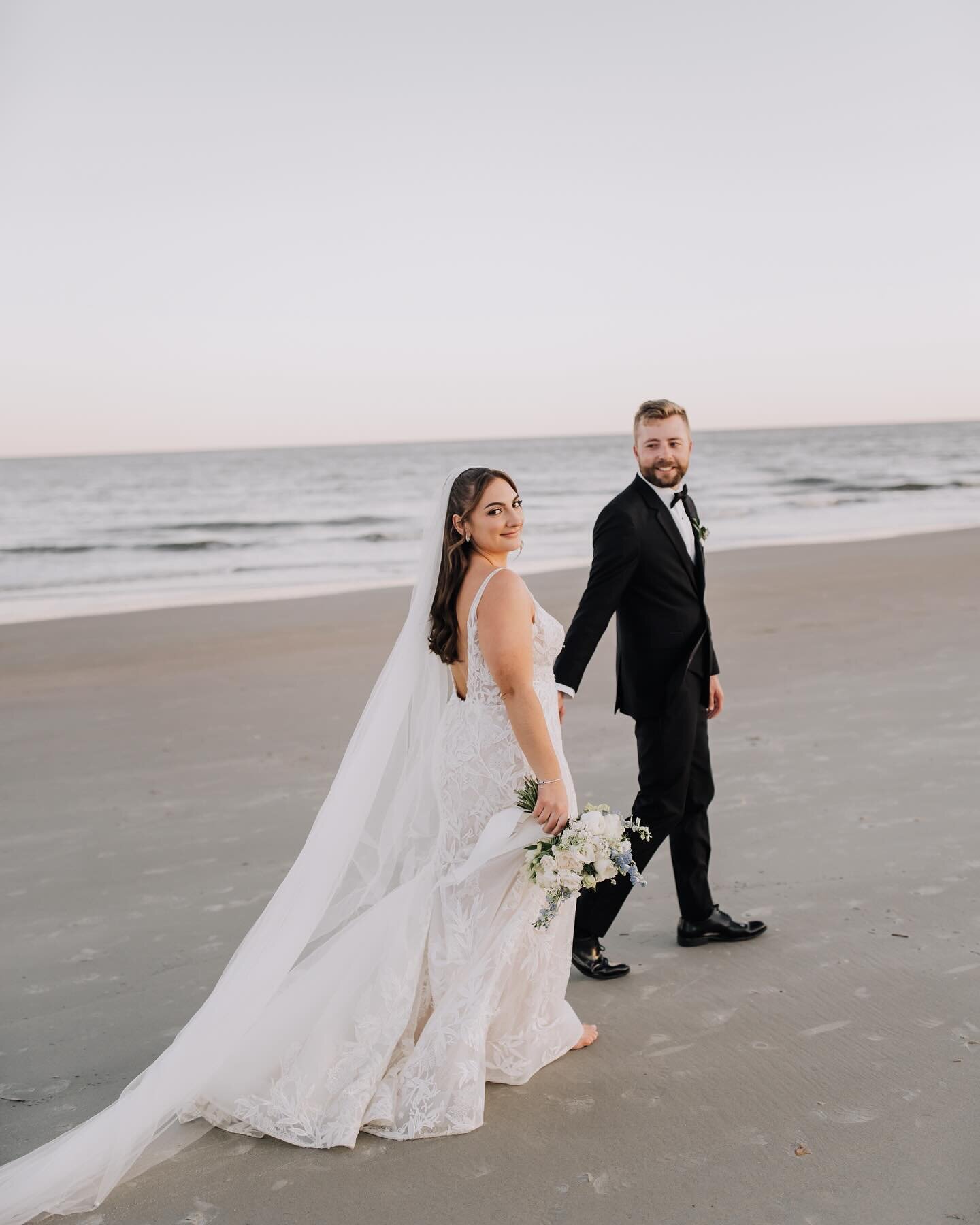 All the beautiful magic on Lexie and Nicks wedding day. ✨

@lexxx_f 

Planner: @patrickandco_events 
Venue: @westinhhi 
Photographer: @carriefriesenphotography 
Videographer: @wildandlavenderfilms 
Florals: @tulipsandtwigs 
HMU: @by.clairev 
Cake: @c