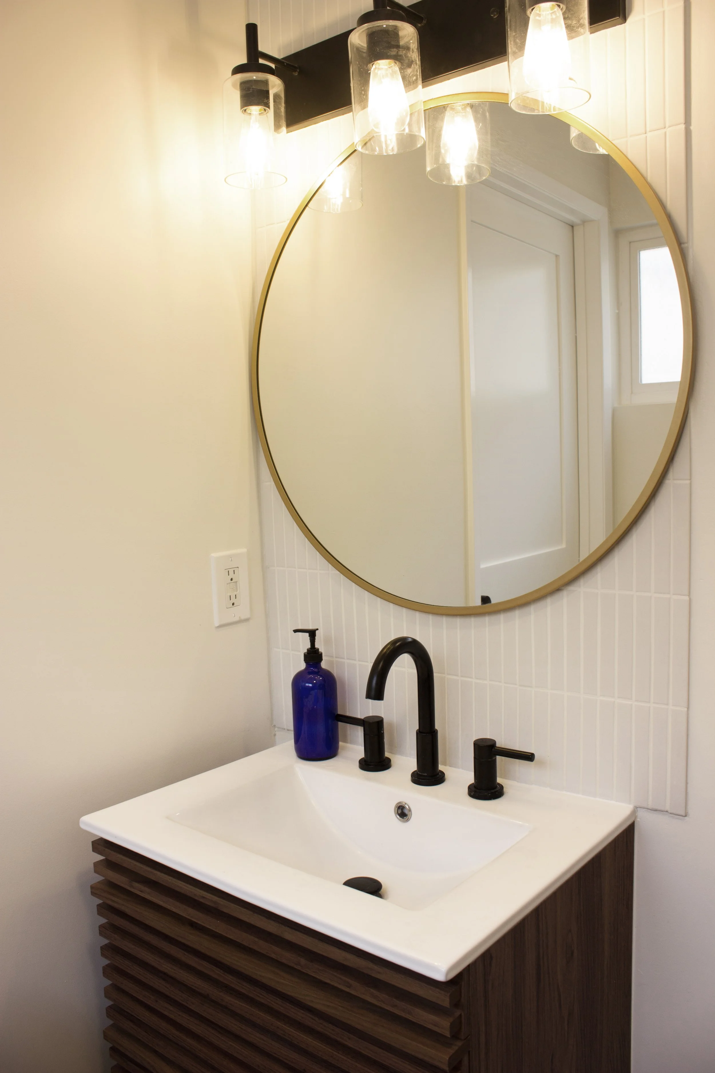 Sink and mirror of the guest bathroom