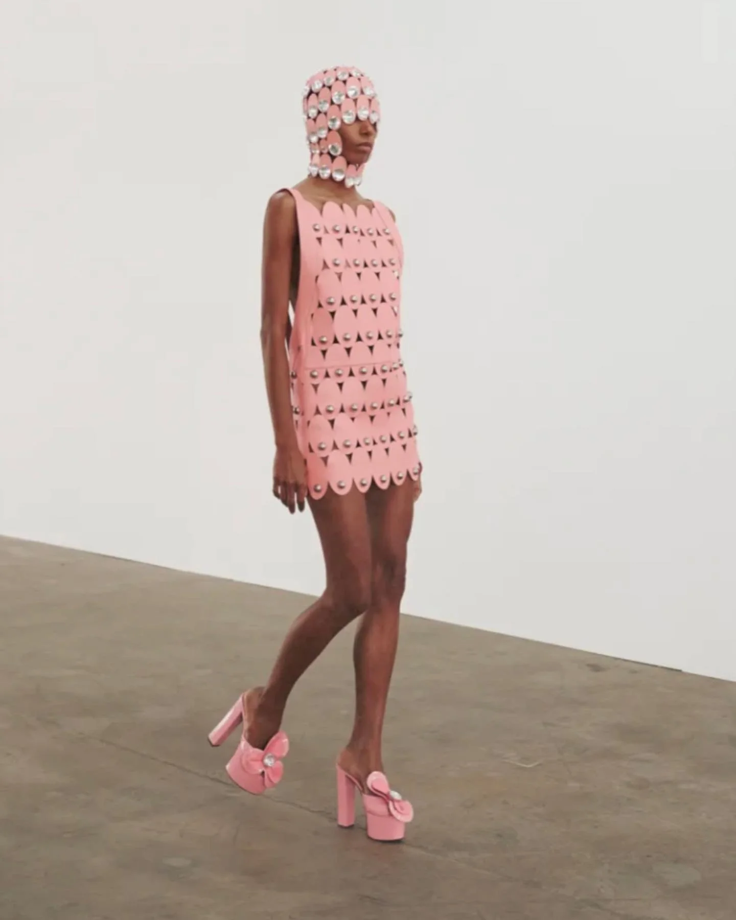 NYFW FW24 RECAP • @retailshrink “We saw the rebirth of disco chic, a renaissance of robust outerwear, a deft blending of texture with tradition, and an unabashed favoring of form and volume that both challenged and charmed.
Each collectio