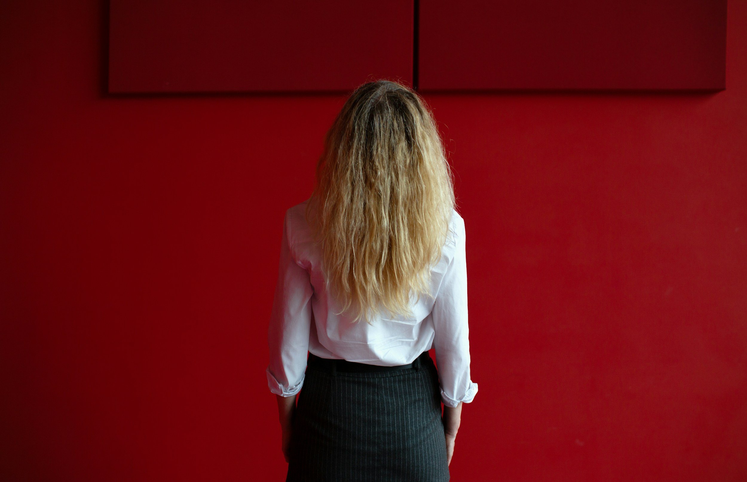 woman thought leader in a shirt and skirt getting ready to speak
