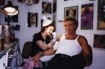 Ronda tattooing on Rod Stewart'.