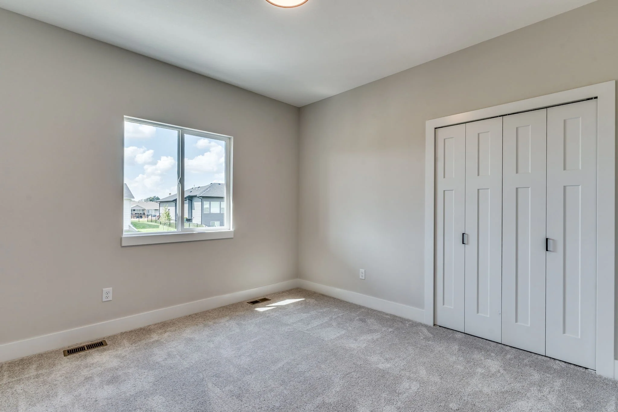 30-web-or-mls-176 S Wellcrest Ct-32.jpg