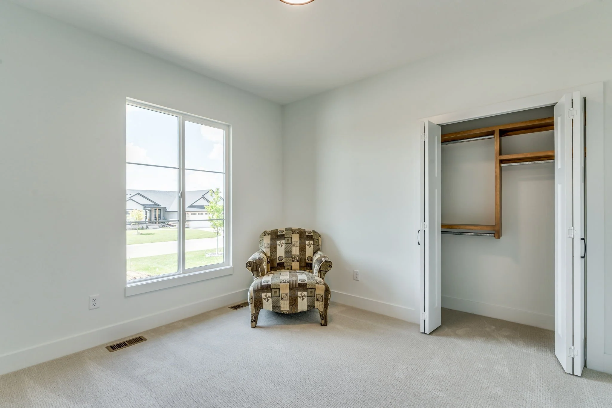 31-web-or-mls-210 S Wellcrest Ct-31.jpg