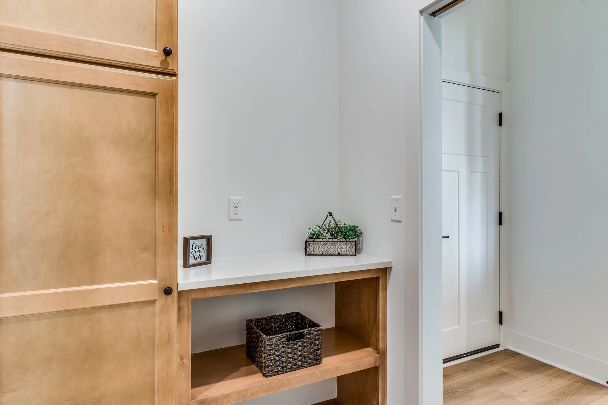 23-web-or-mls-210 S Wellcrest Ct-23.jpg