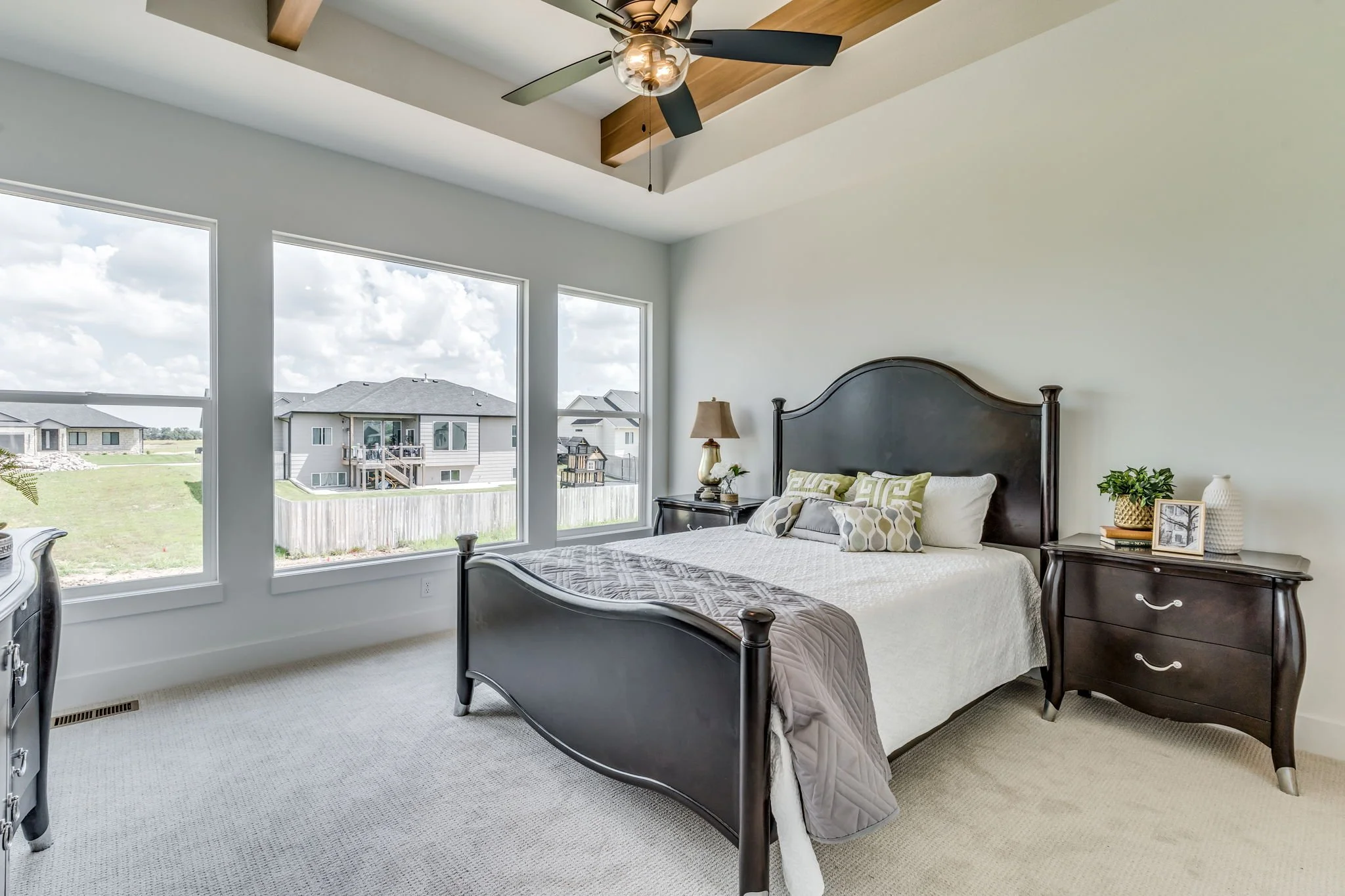 24-web-or-mls-210 S Wellcrest Ct-24.jpg