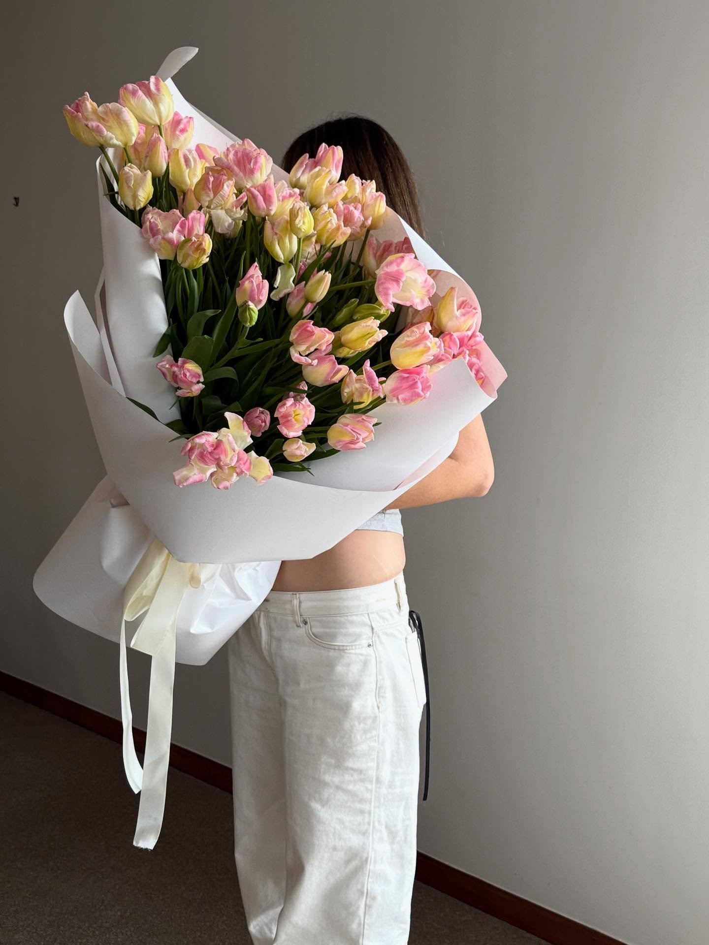 Over 100 parrot tulips for a very special custom order - how gorgeous!! 
🌷🌷🌷