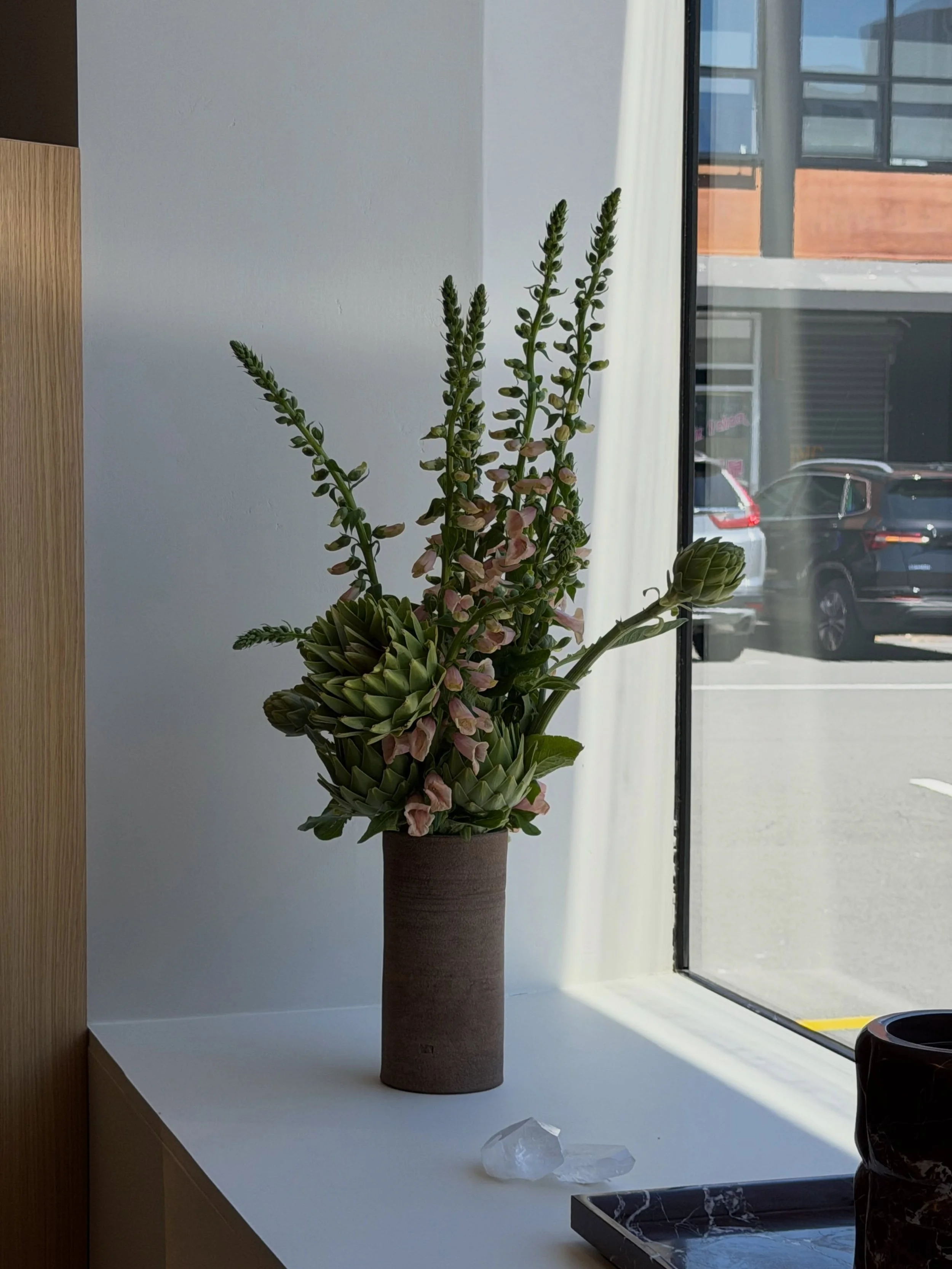 Foxgloves &amp; artichokes @zoeandmorgan
🐦&zwj;⬛