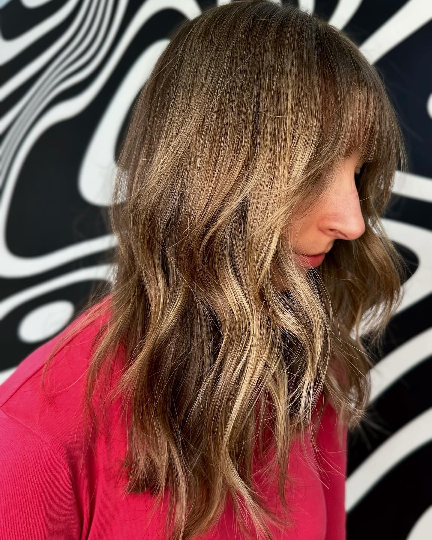 we checked off all the boxes:
✅ softer grow out = root melt
✅ more dimension = lowlights 
✅ blend the grays = babylights 
✅ keep it blonde on the ends = fresh glaze
✅ + add some bangs!