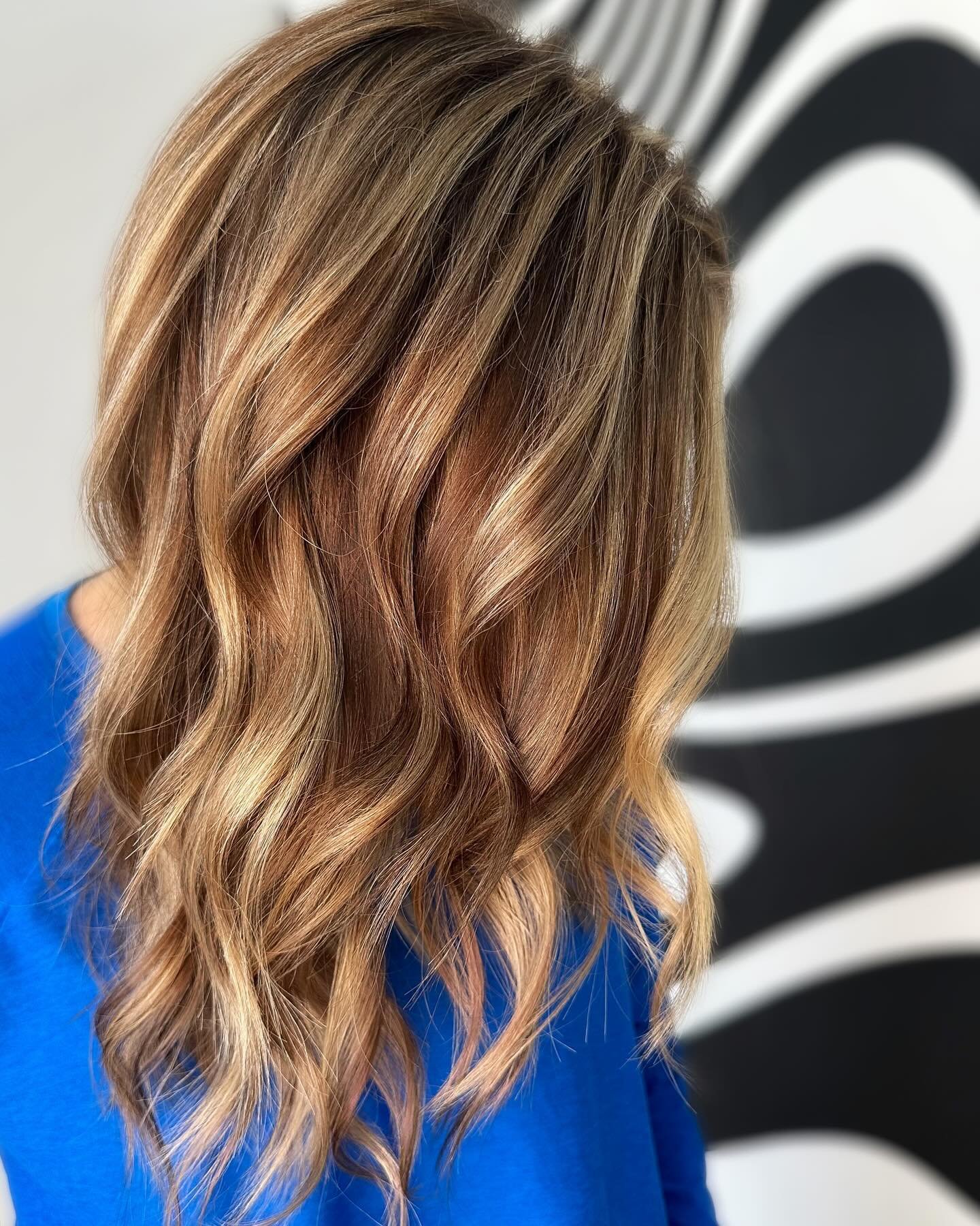 look at that ✨dimension✨ on Keri (tagged her in the photo if you&rsquo;re looking for a fantastic realtor in the area!!) the secret is making the lowlights so chunky that you are literally shaking in your dansko&rsquo;s - it works i promise 💁🏼&zwj;