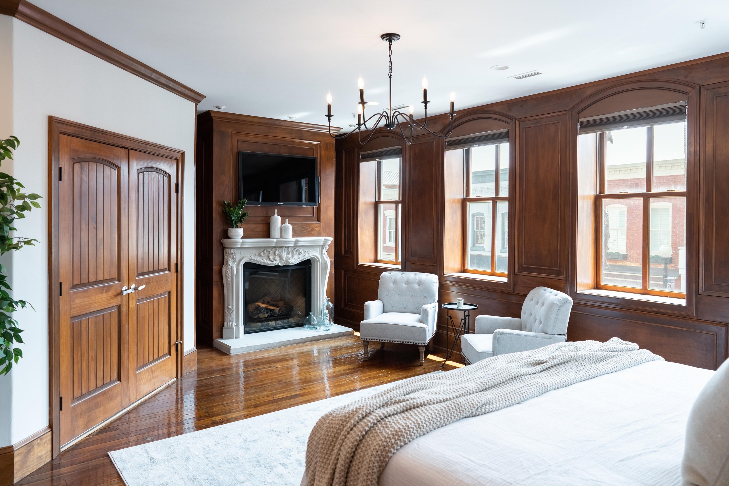 140 E Davis St-03_optimized.jpg