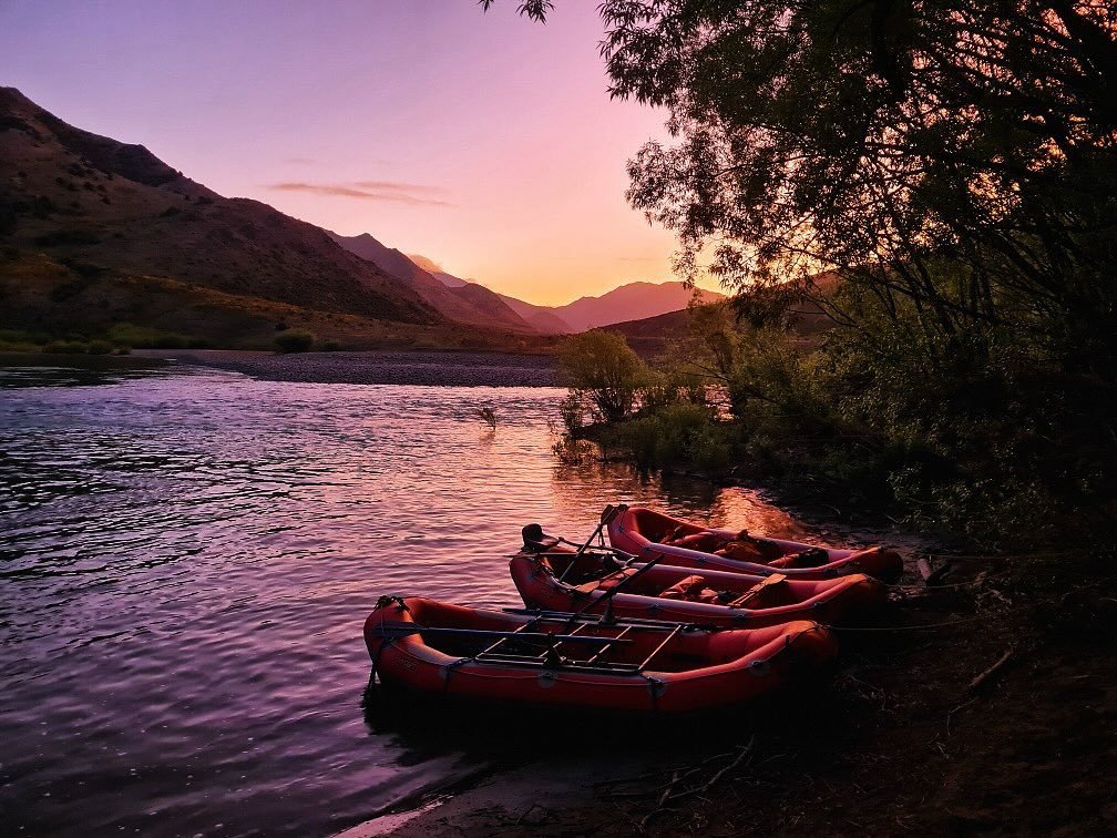 Night 1 at dusk on the Clarence river. &ldquo;Big Eddy camp&rdquo;
#multidayrafting #newzealand #adventure #raft