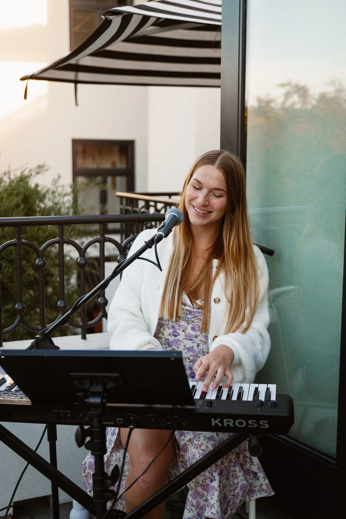 Sally’s Seaside Sounds: Acoustic on the Marina