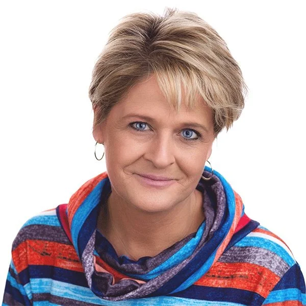 600-Sq-HS_0003_Jennifer-Hope00002.jpg