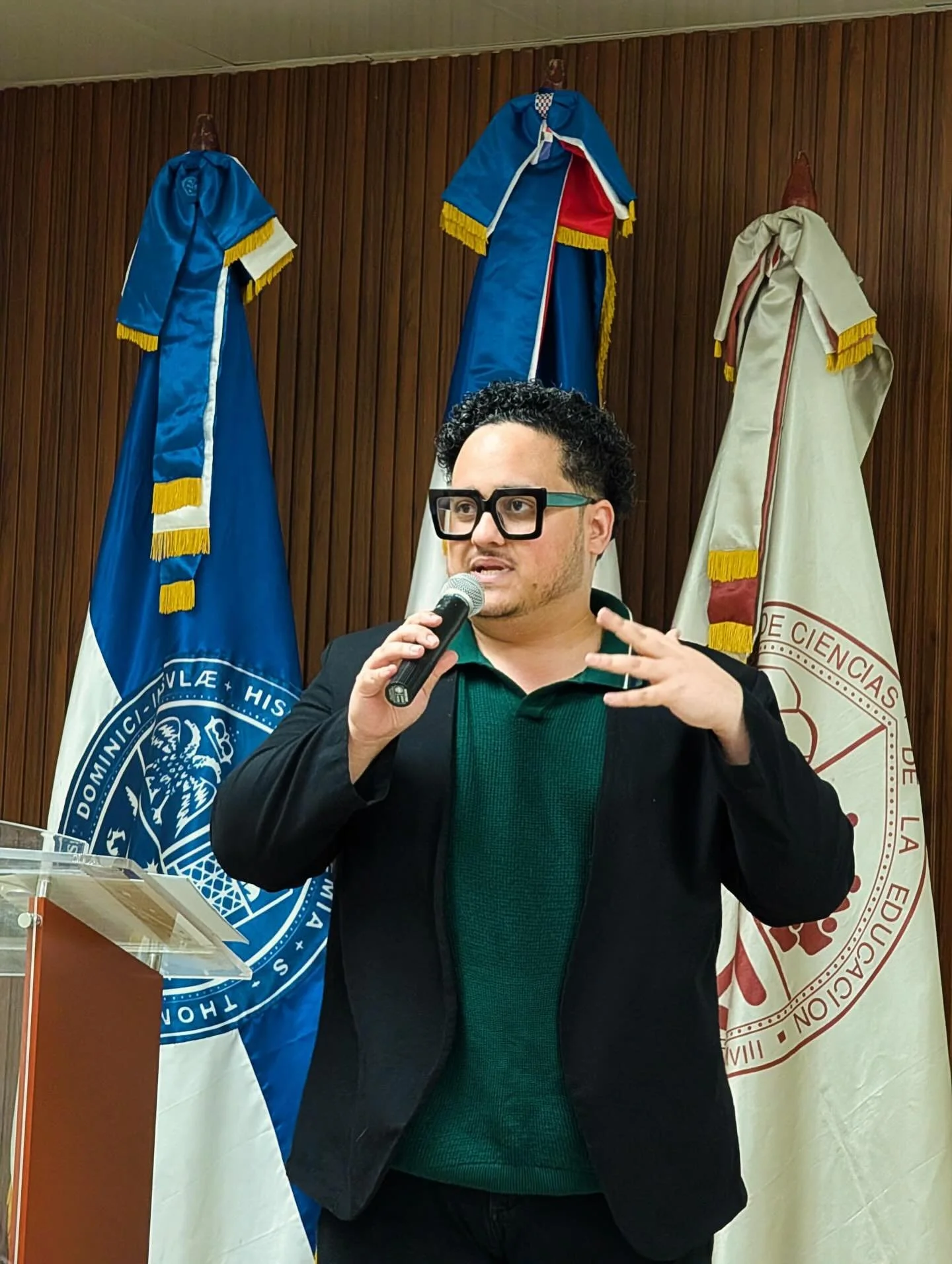 Mil gracias to the School of Education at the Universidad Aut&oacute;noma de Santo Domingo, and especially to its Dean, Dr. Juana Encarnaci&oacute;n, for inviting me into their academic home. I had an amazing time sharing my work on the pedagogies of