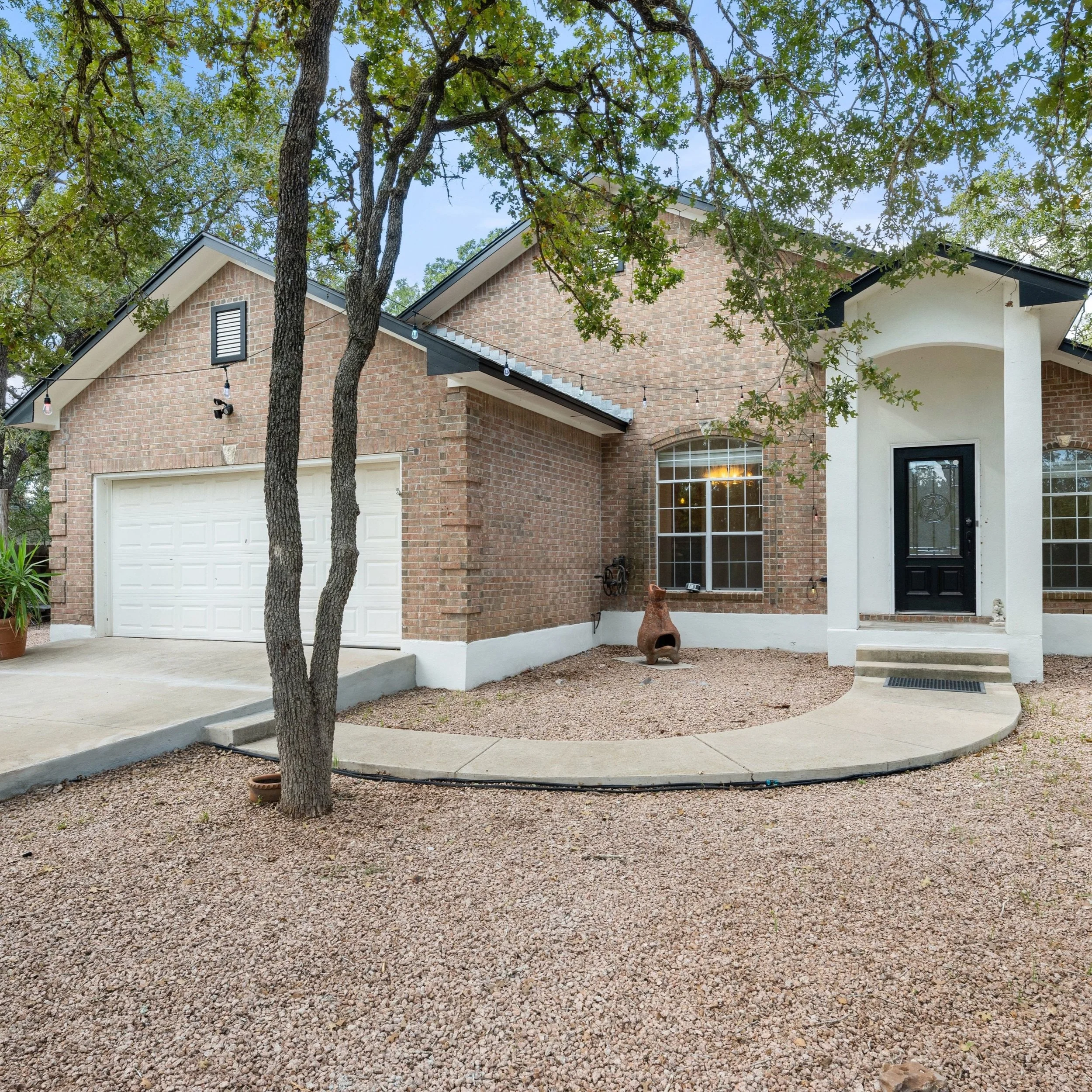 Just listed in Cedar Creek 🌿

A full acre. Mature trees. A workshop and a greenhouse. And still just 16 miles to downtown Austin or the airport.

275 W. Oak Loop is 3 beds and 2 baths with gorgeous tile work, an updated kitchen and baths, and vaulte