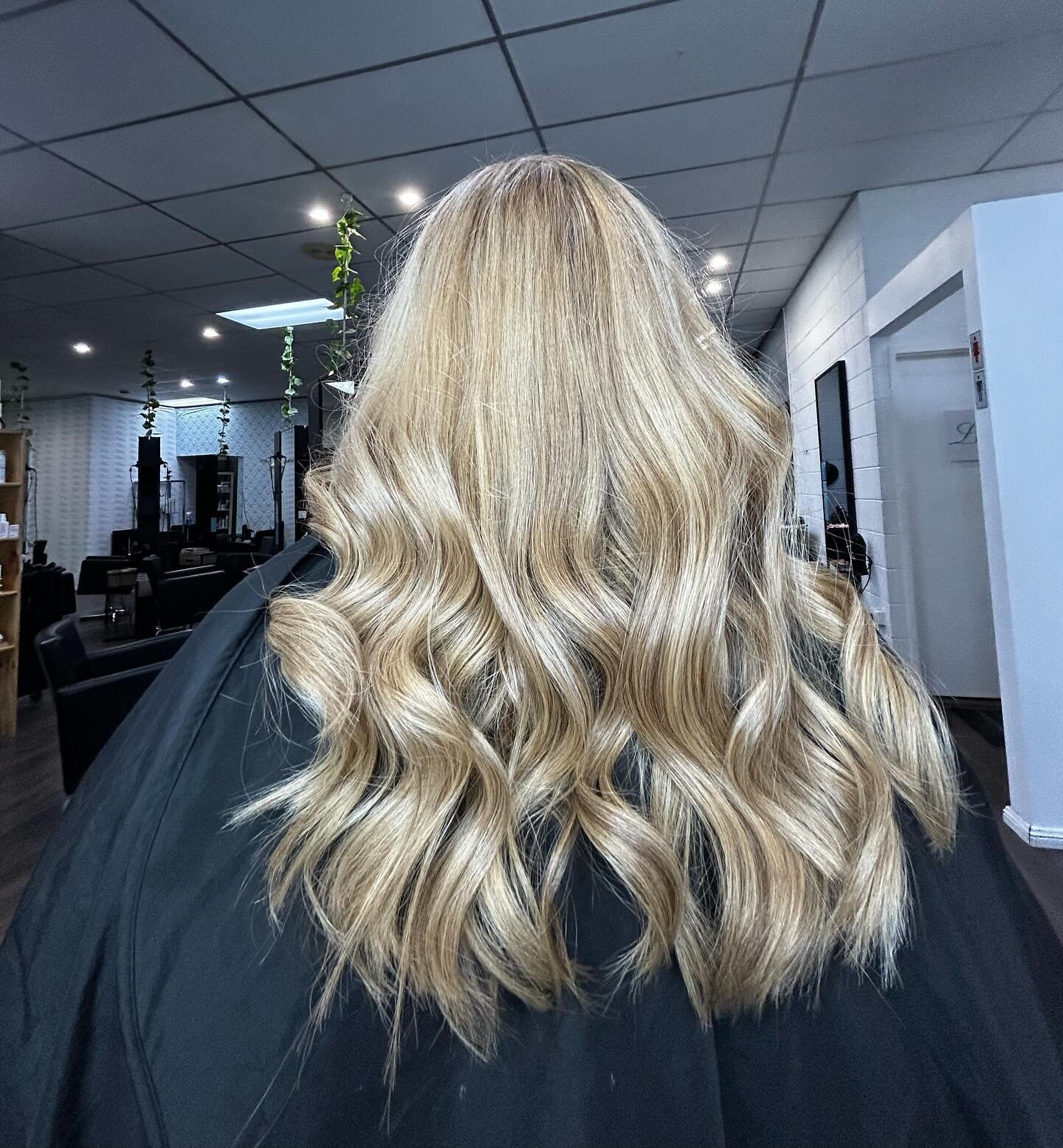 This dreamy honey blonde is to die for!
Using our fav @evohair caramel fabulous treatment 🤩

Done by our emerging stylist @sarahh.hairdressing 
.
.
.
#hair #haircolour #hairgoals #travishairdressing #adelaidesalon #adelaidehairdresser #lakme #evo #o