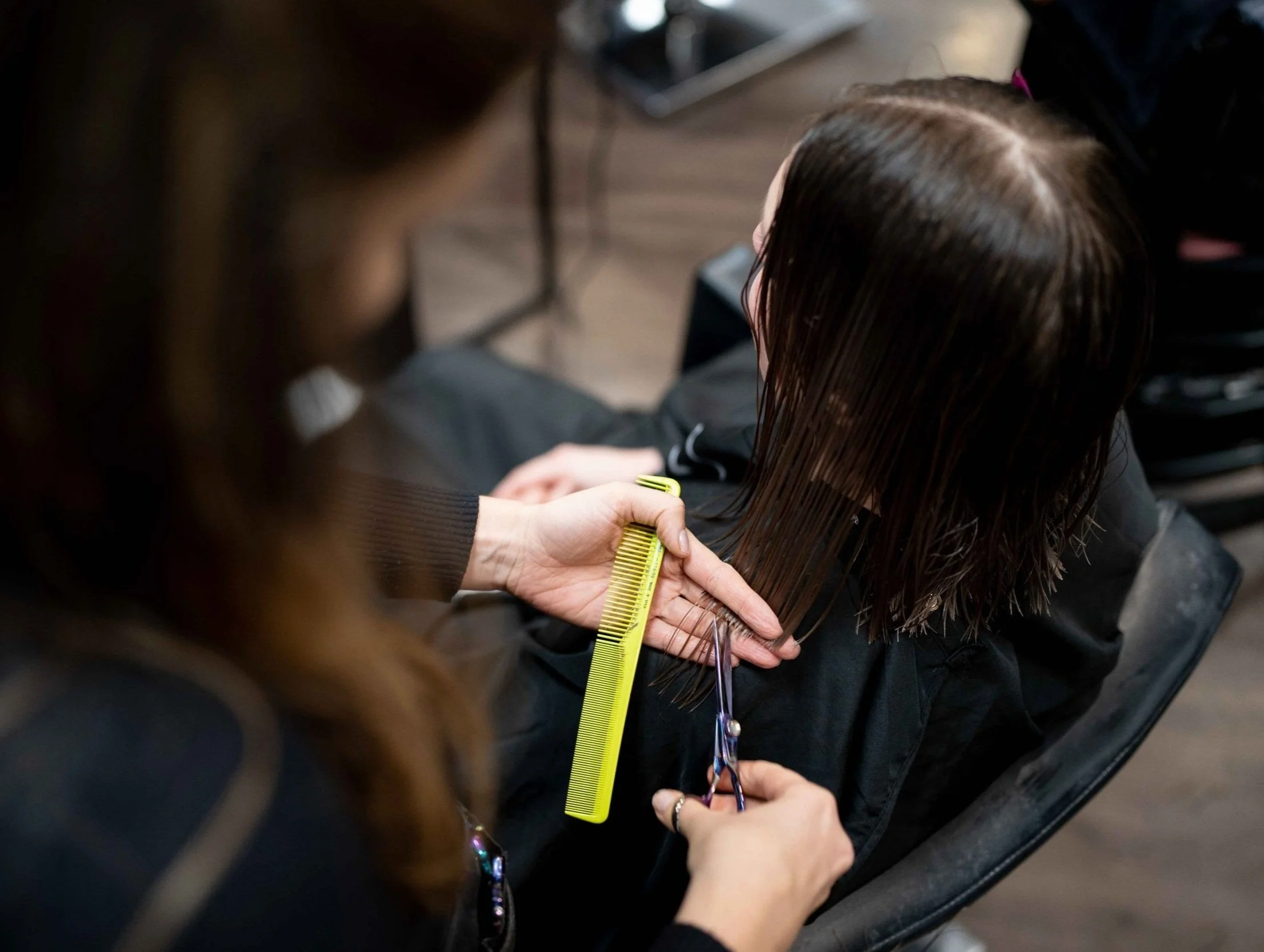 Stylist cutting a client’s wet hair at Travis Hairdressing, a Blackwood hair salon offering personalised cuts and styling.
