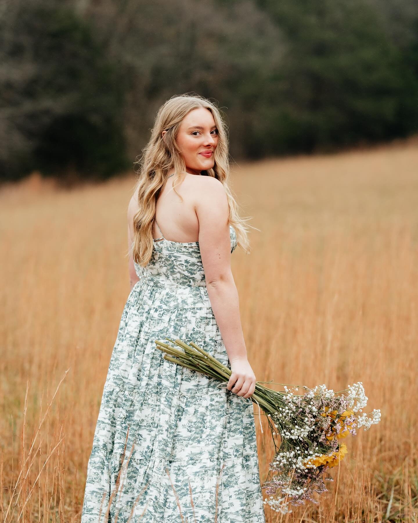 I&rsquo;m loving how much a simple bouquet can add to a senior session! These flowers were gorgeous, but not quite as much as the beautiful miss Emory💐✨
