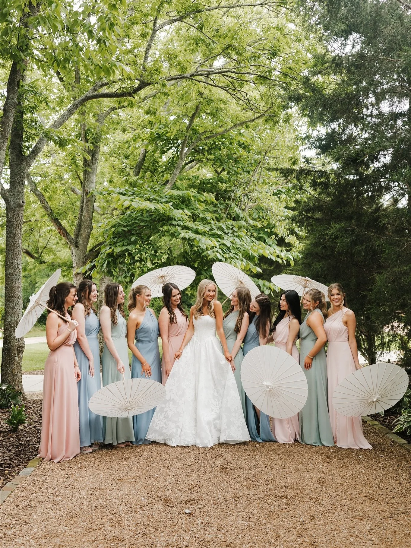 Who else is obsessed with bridesmaids having parasols?! They are just the cutest prop to add to any wedding day🤍