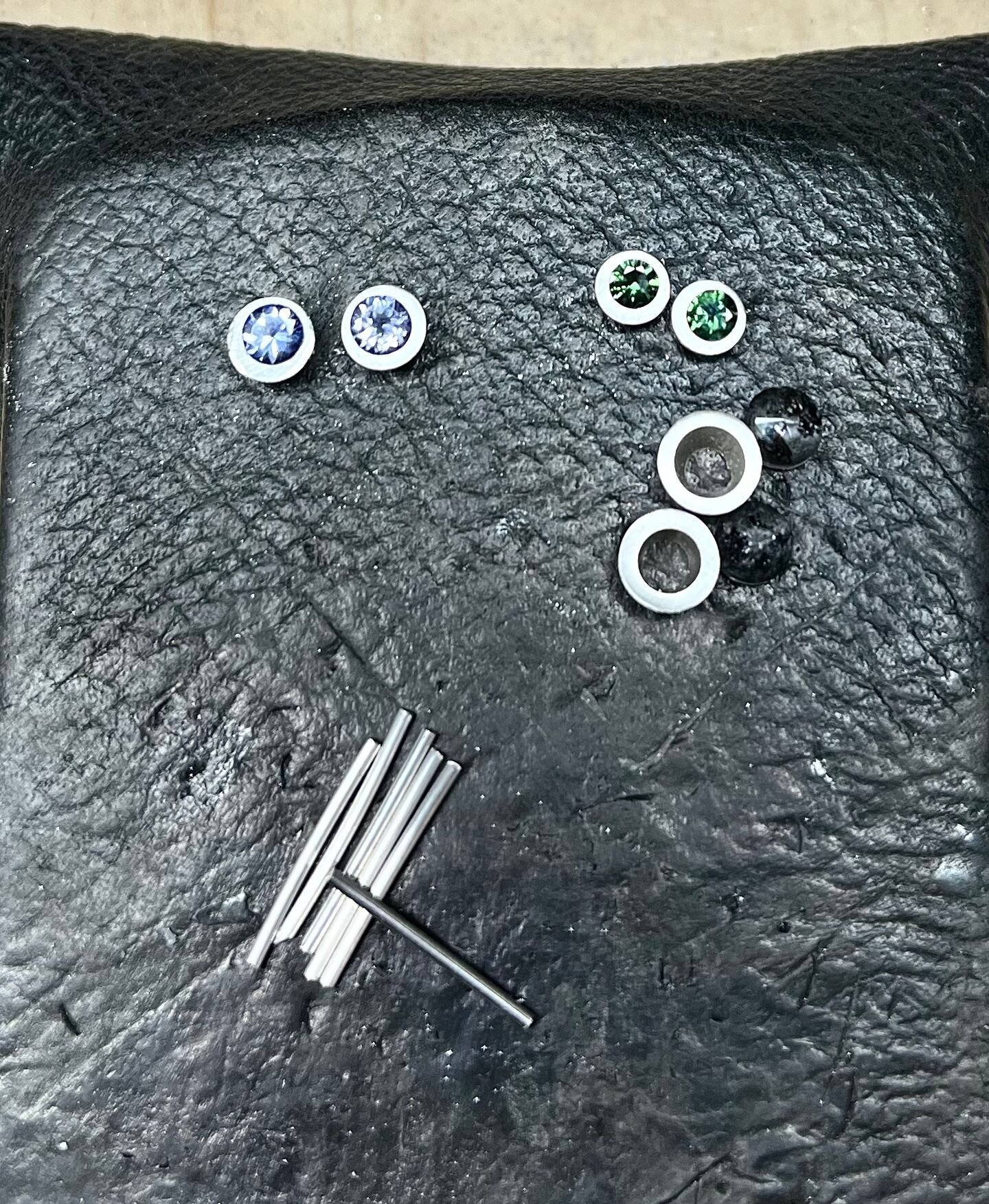 Hi. I've been catching up with some earring making while I have a chance😃 
the small studs in purple are Tanzanite, the green ones are really gorgeous green Australian Sapphires and a couple of Pairs of roller printed fine silver earrings. 
This Sat