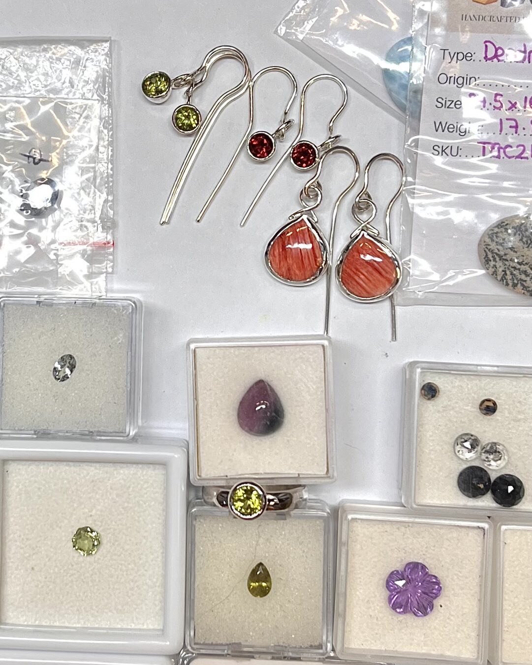 Hey, hey  Saturday is coming 😃I&rsquo;ll be there with my stall and have some new things made for you at my temporary bench amongst the packing boxes and the big country spiders🕷️😮😩😂. Got some lovey Aussie gems for you SA peridot, earrings and r