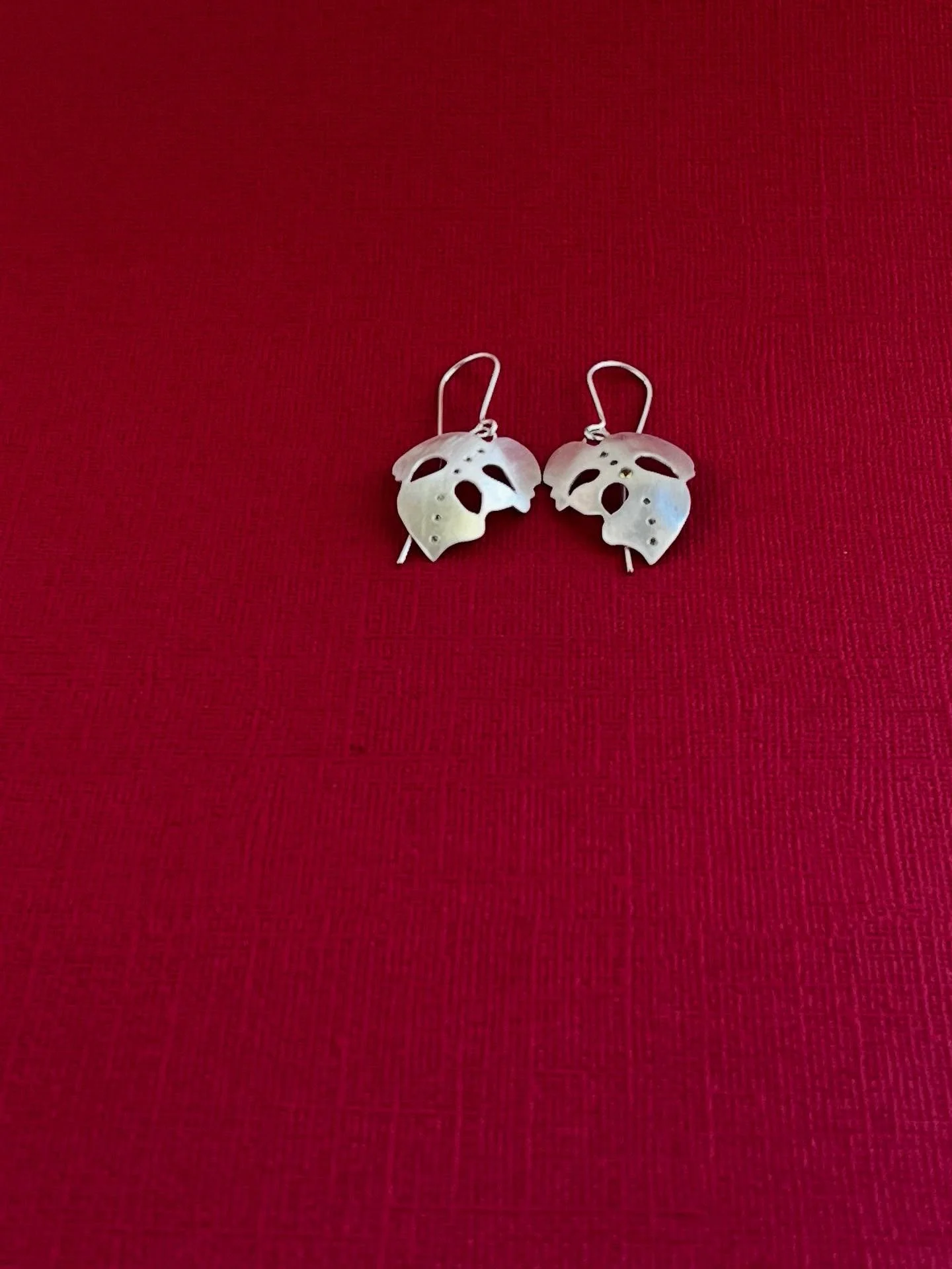 And the earrings were the winner at the Gladstone SA Art Exhibition. Sweet. Come on up and check it and there are lots of things going on in the flinders Ranges right now😃 @flindersrangesabrushwithart #preciousgems #modernjewellery #localbusinesses 