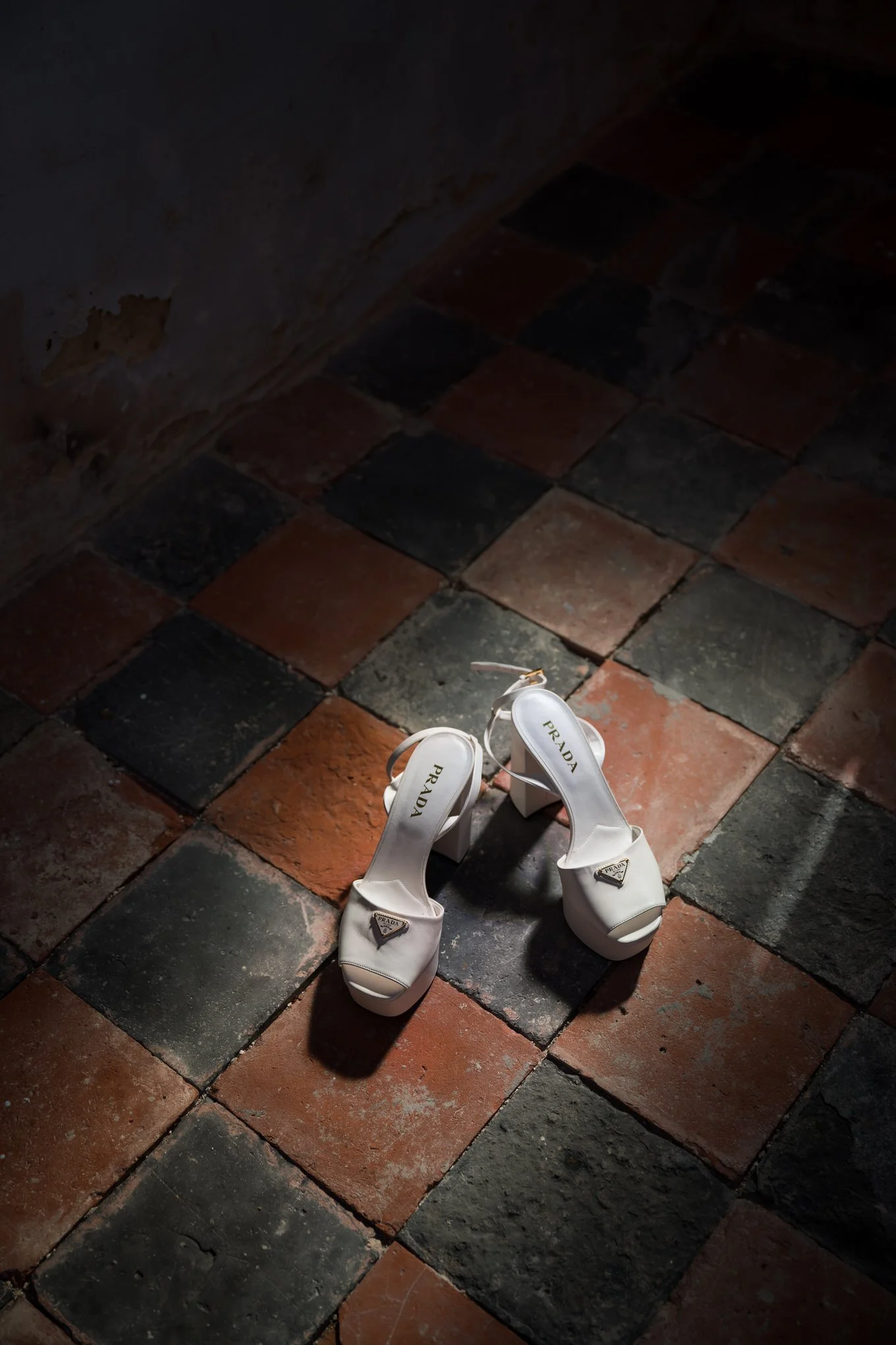 WHITE_PLATAFORM_PRADA_WEDDING_SHOES_WEDDING_DETAILS_PHOTO.JPG