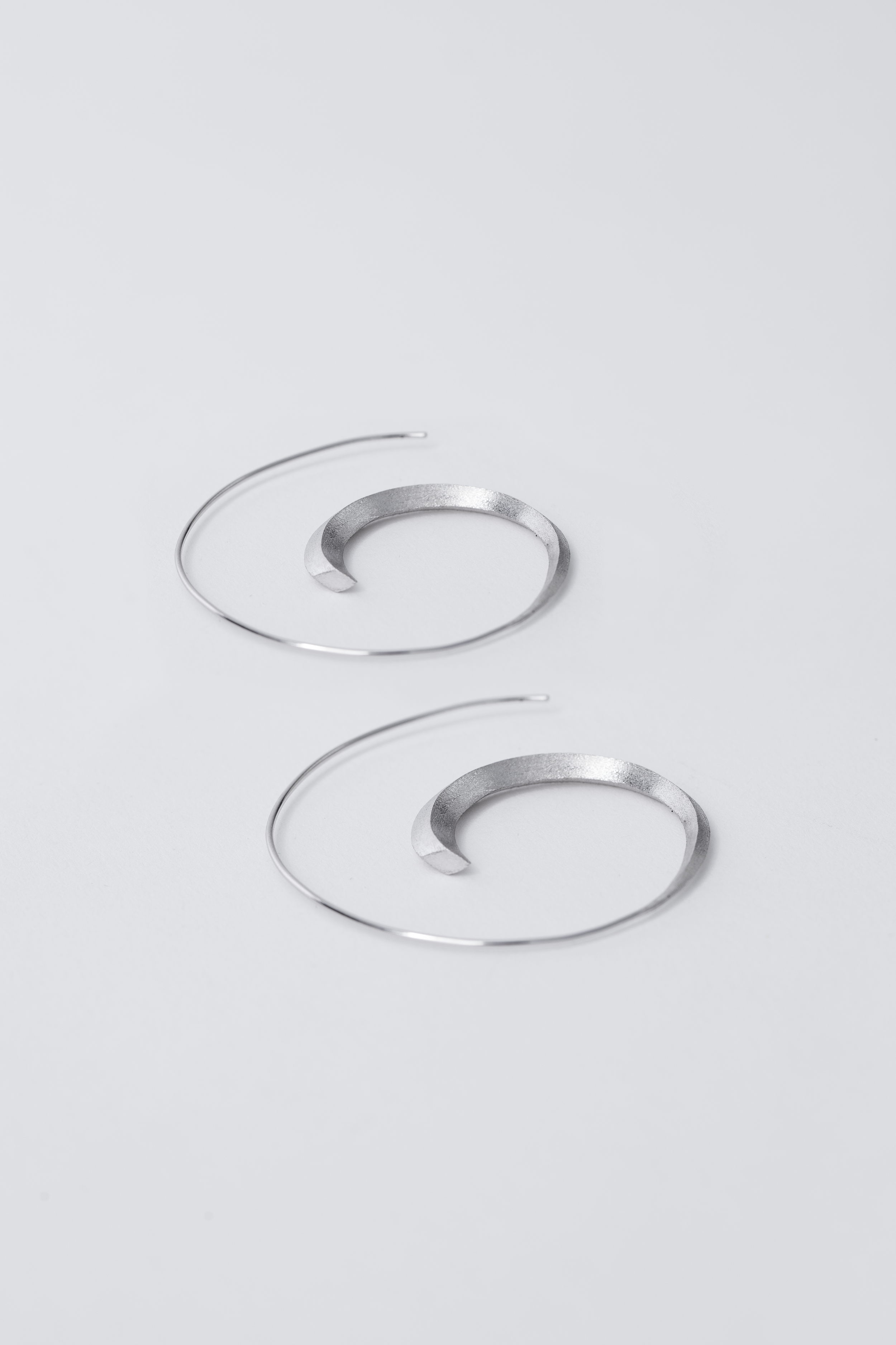 Loop: Earrings. 925 silver 18kt white gold plated. (Big) 

