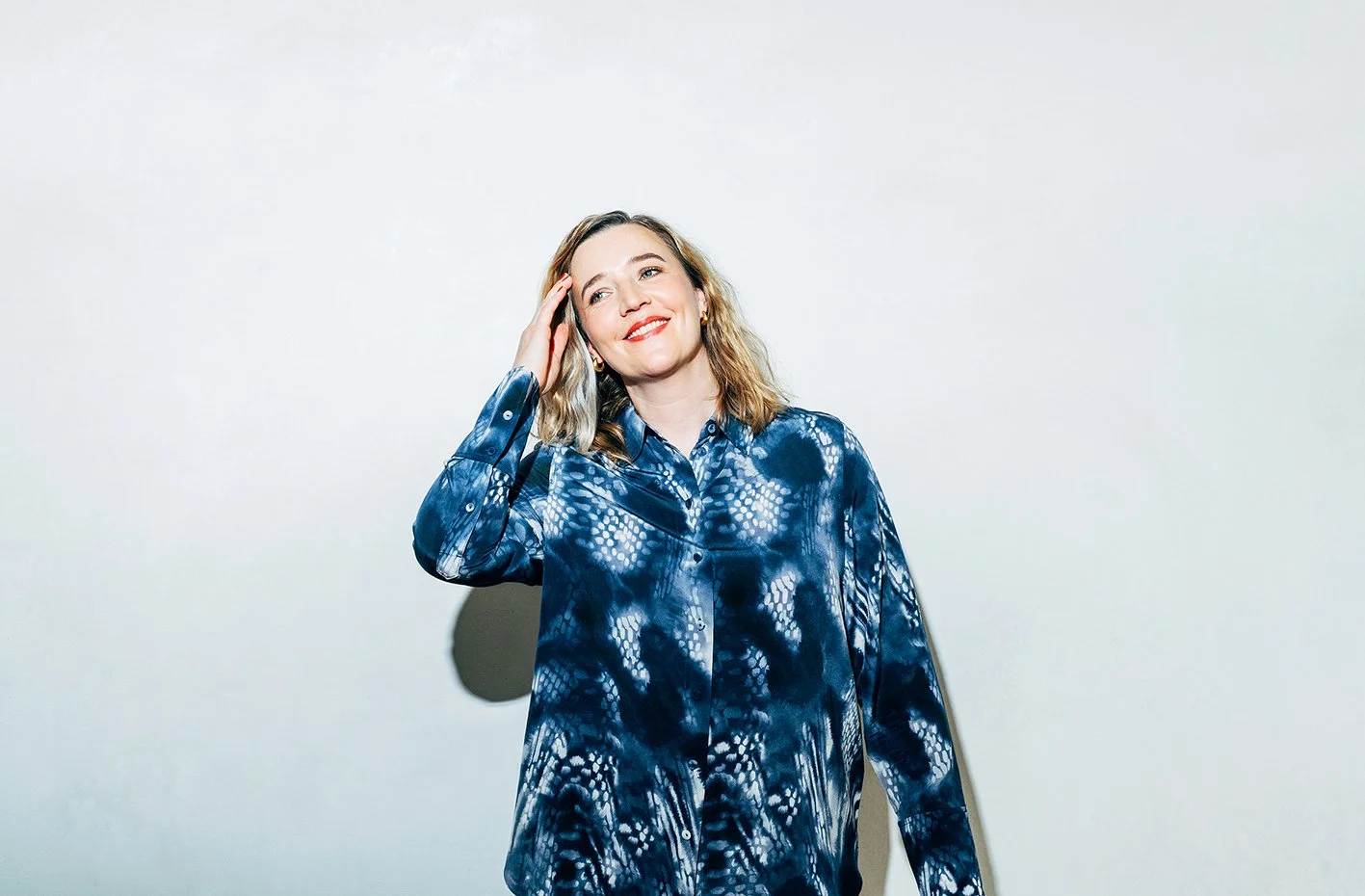 Porträt von Angela Ziegler, Creative Director und Transformation Consultant mit Blick in die Zukunft – für Führung, Zusammenarbeit und Orientierung im Wandel.