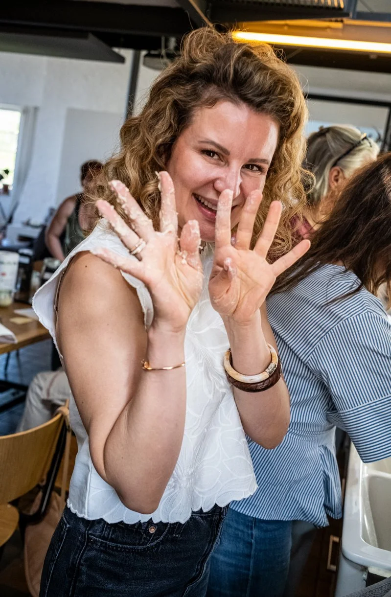 Teilnehmerin der Bread & Bot Experience beim gemeinsamen Brotbacken und Experimentieren.