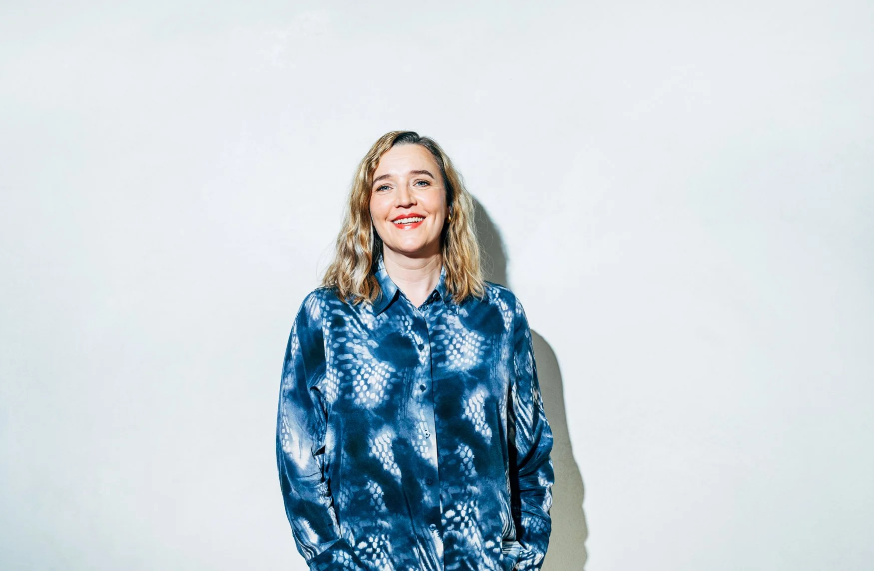 Porträt von Angela Ziegler, Creative Director, Transformation Consultant und systemische Coachin für Führung, Marke und Veränderung.