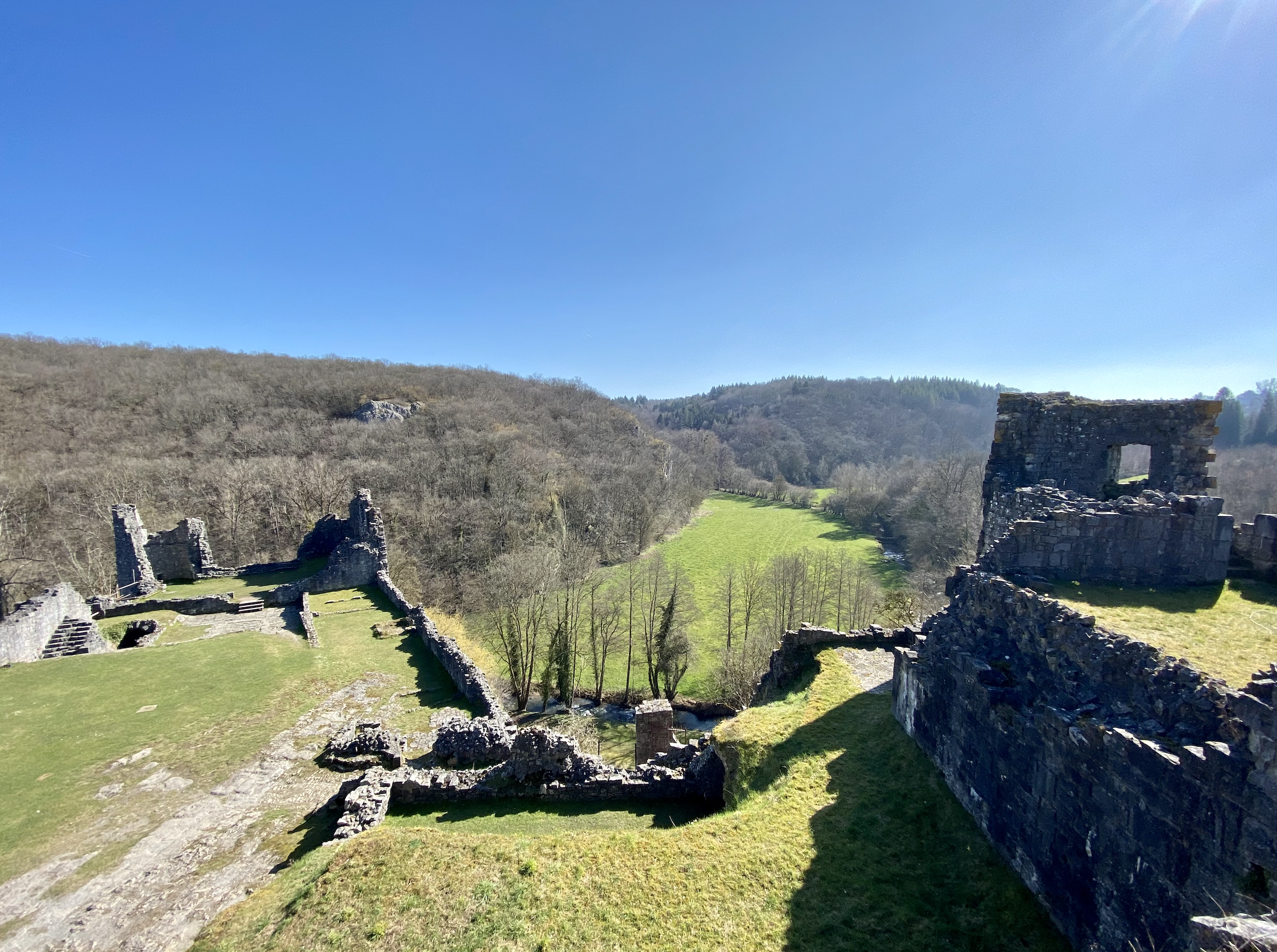 ruines van kasteel montaigle.png