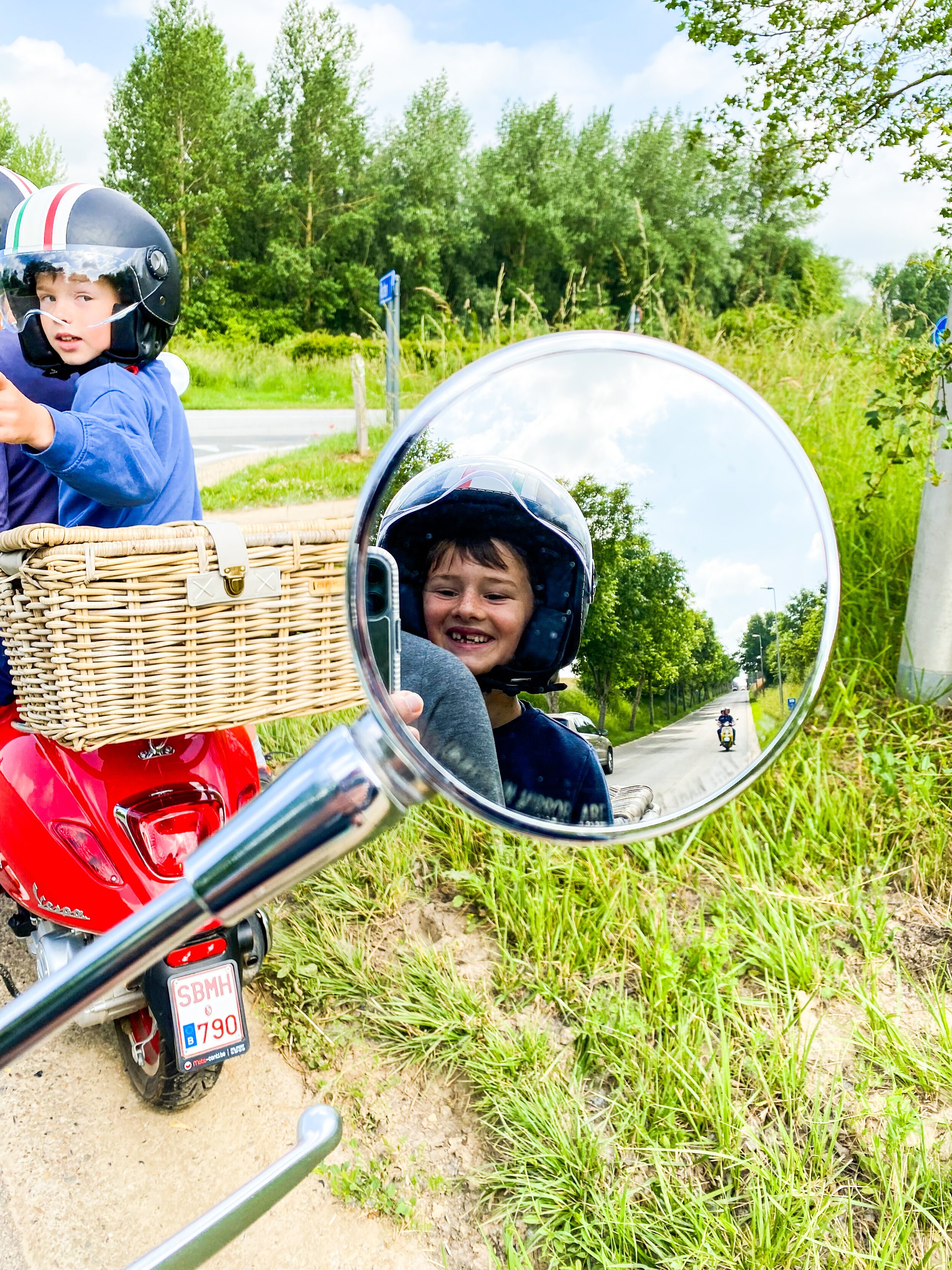 vespa tour kinderen haspengouw.JPG