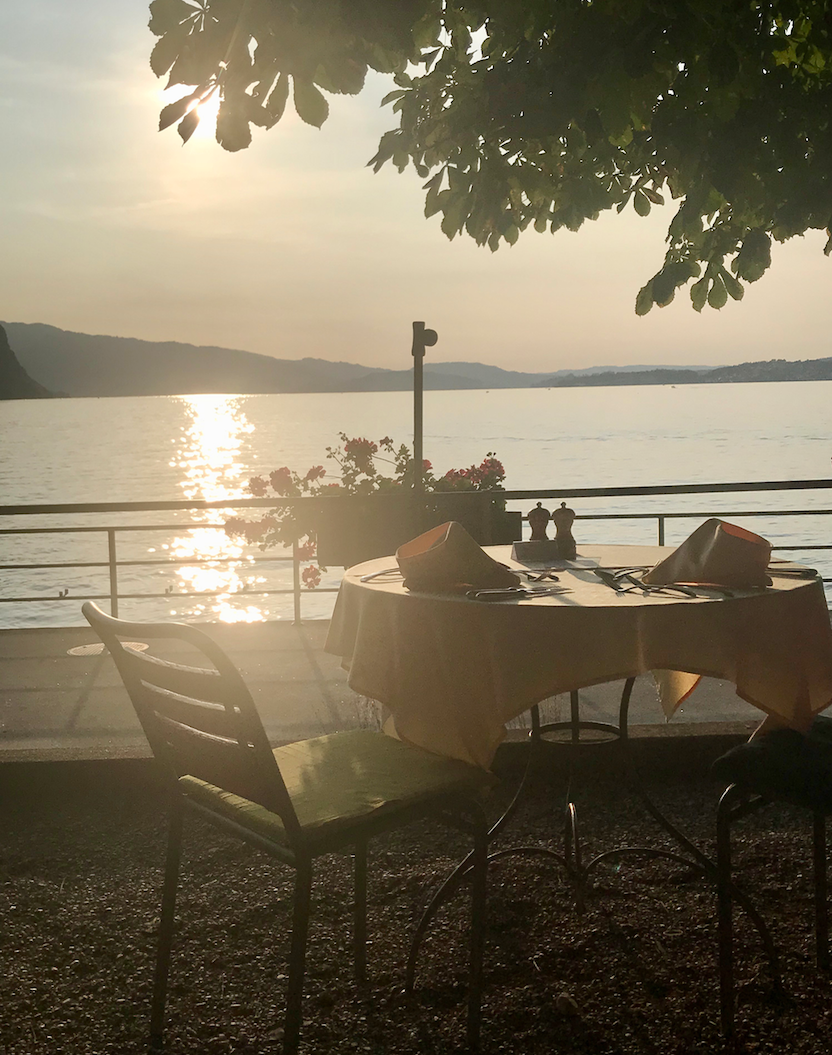 sunset dinner hotel terrasse am see .png