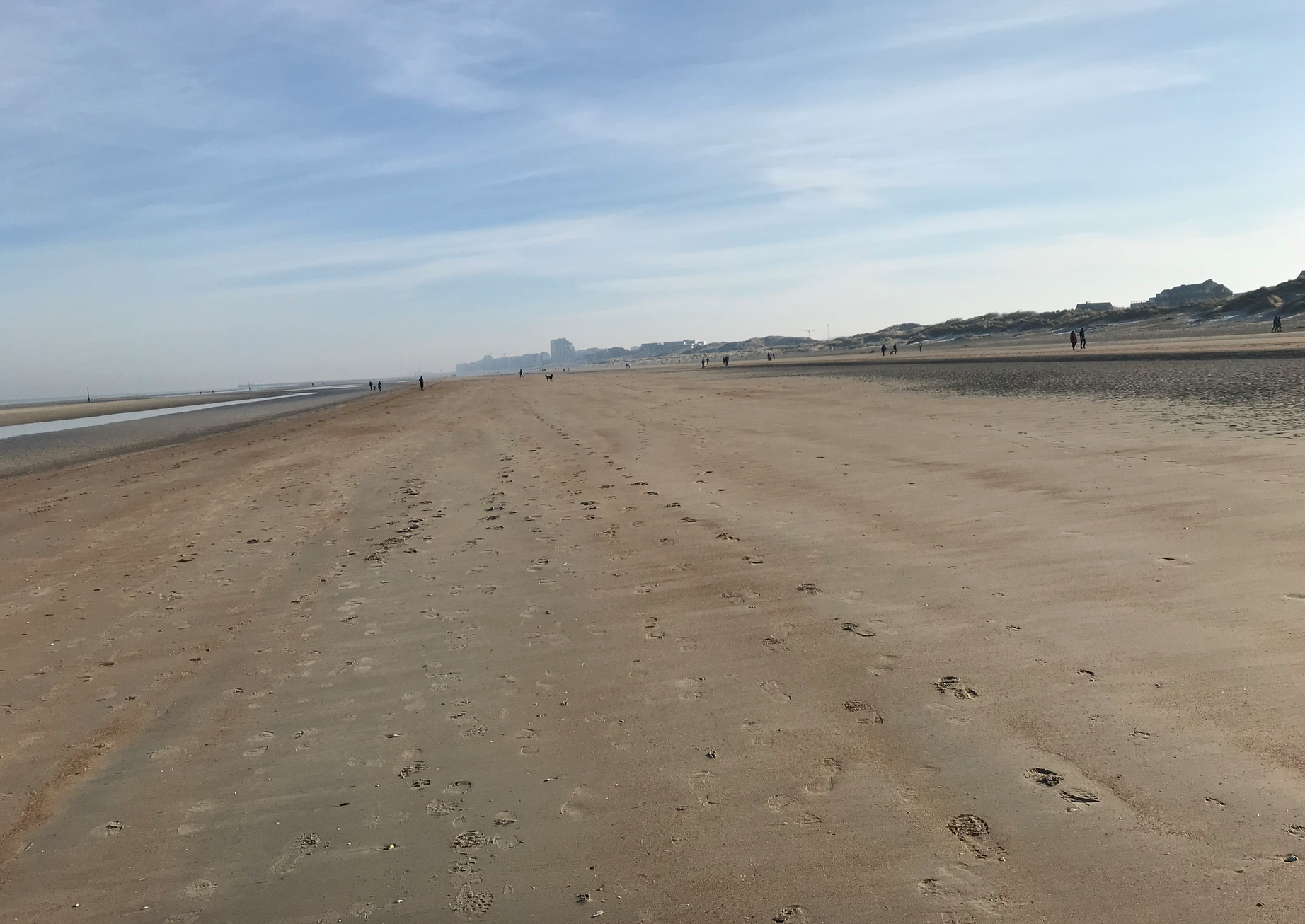 verlaten strand oostduinkerke.png