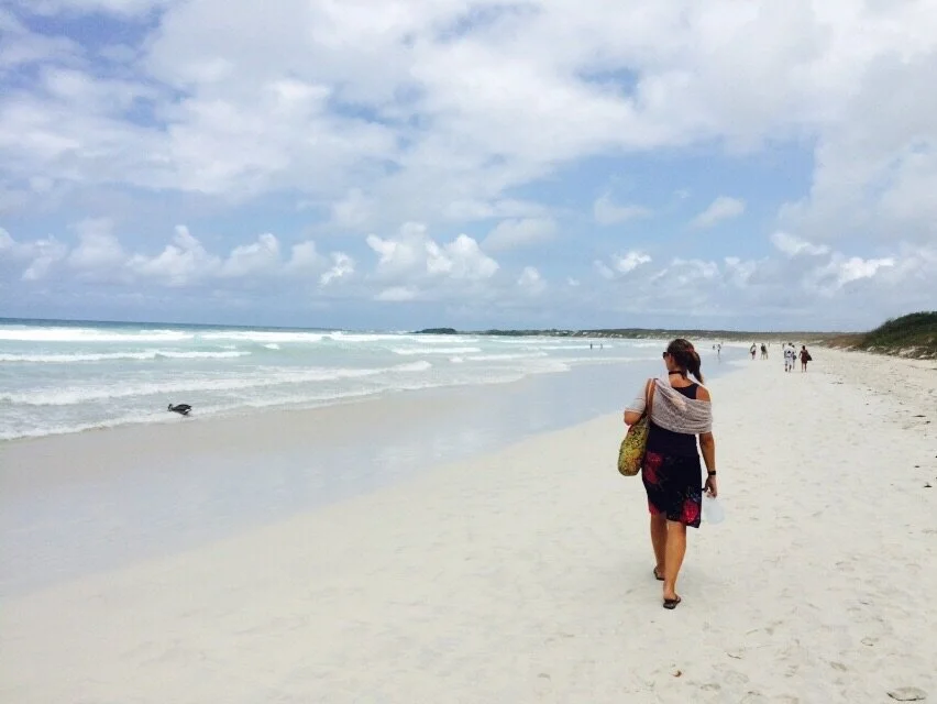 “Ik reis, maar zie er niet uit als de typische backpacker. Ik leef onderweg en draag soms ook graag nette kleren zoals een jurkje. Met slippers, dat wel.”