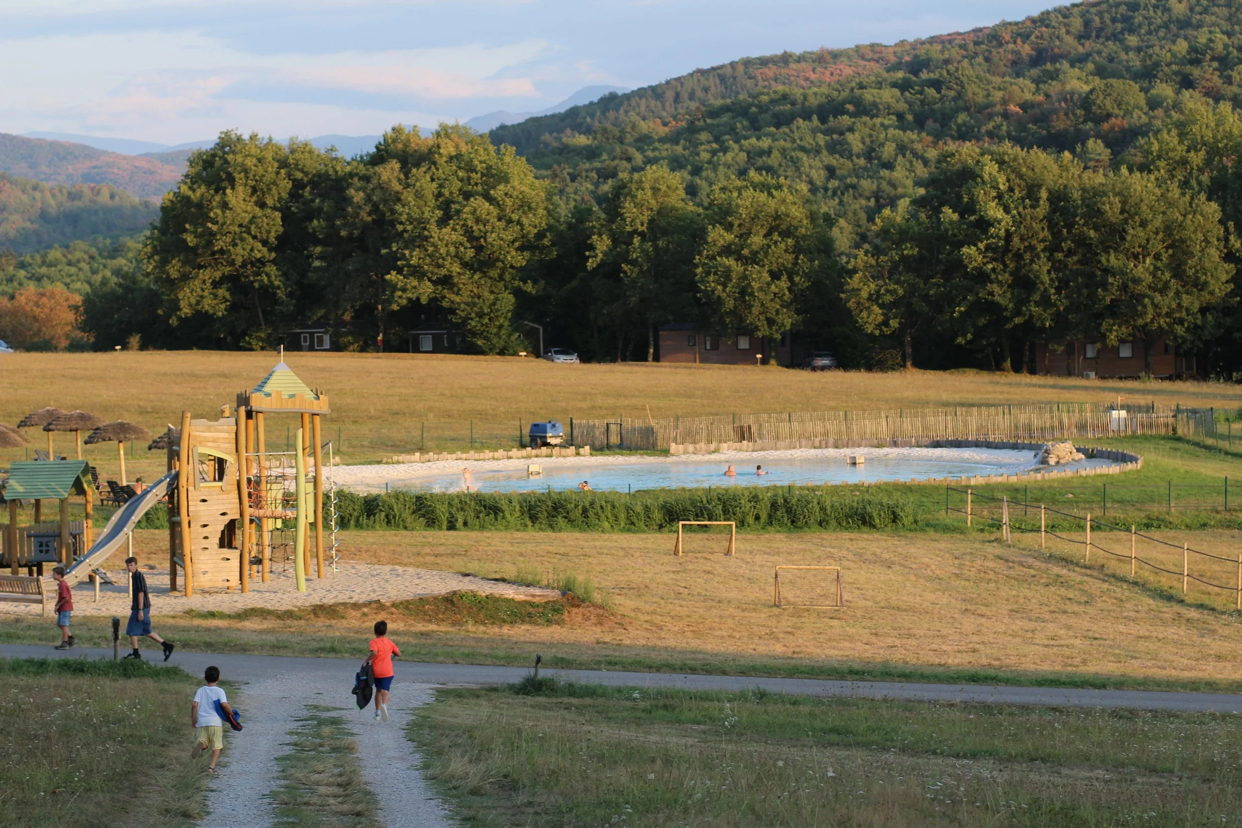 camping de la besse zwemvijver.jpeg