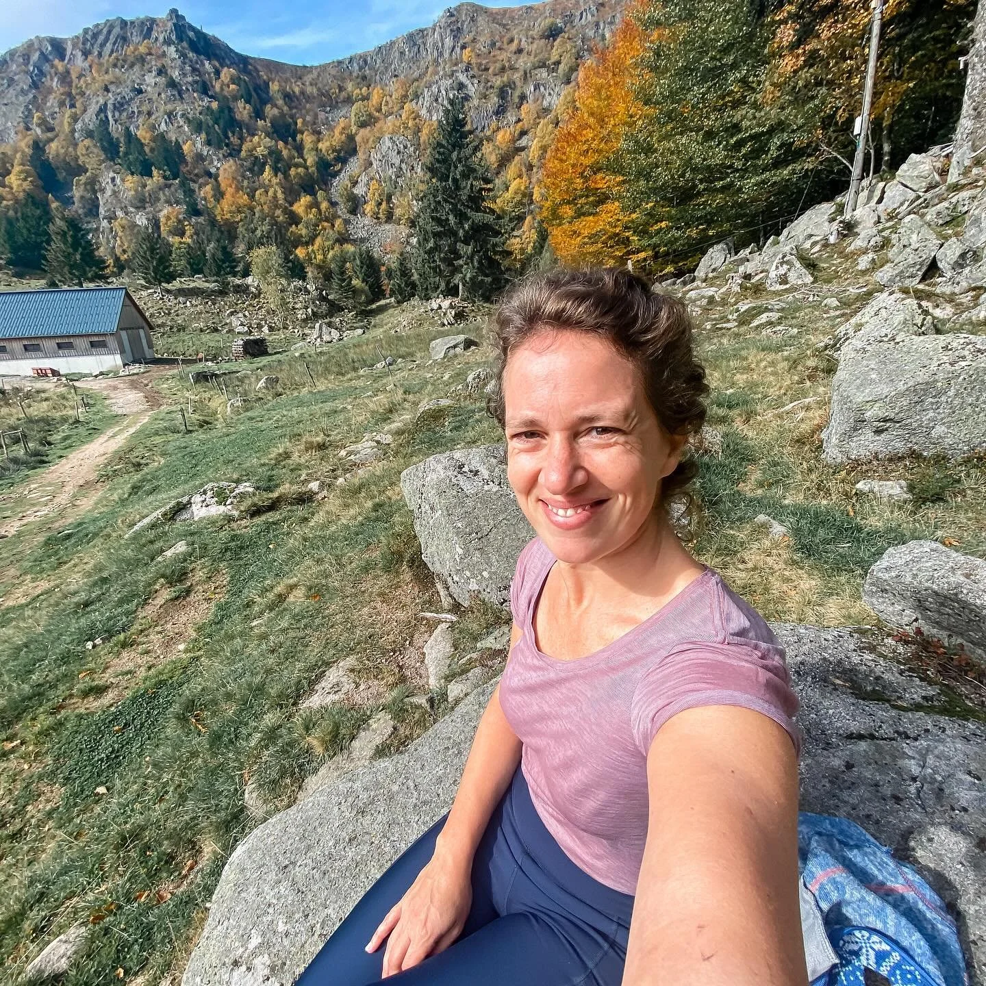 Coucou, Sylvie hier! 👋
Hoog tijd dat ik mezelf nog eens voorstel aan de hand van een paar (nutteloze) weetjes.
🌳 Ik ben héél graag buiten, héél graag op een wandelpad en héél graag op een berg.
🖋️ Ik sch