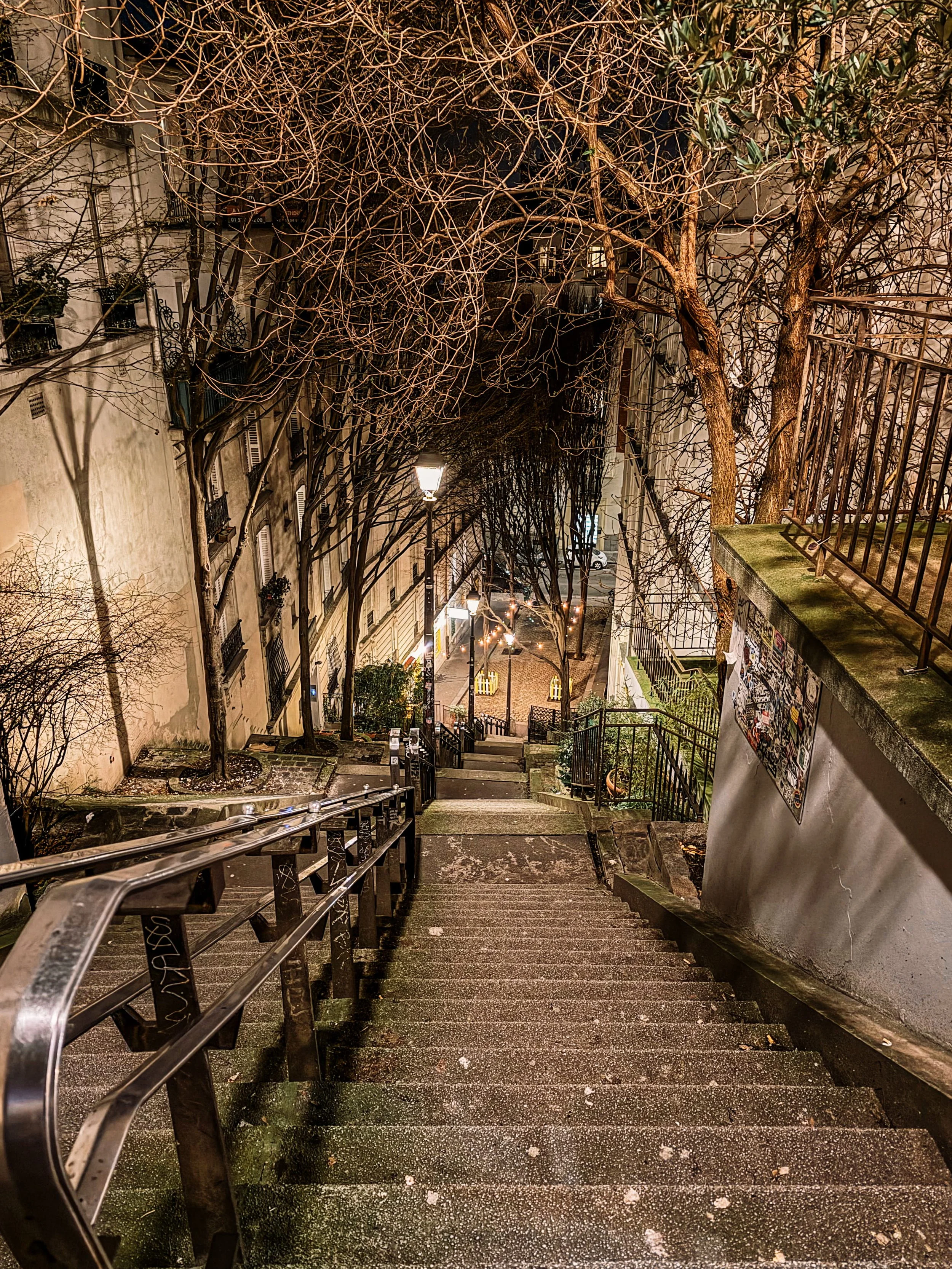 parijs montmartre by night.jpg