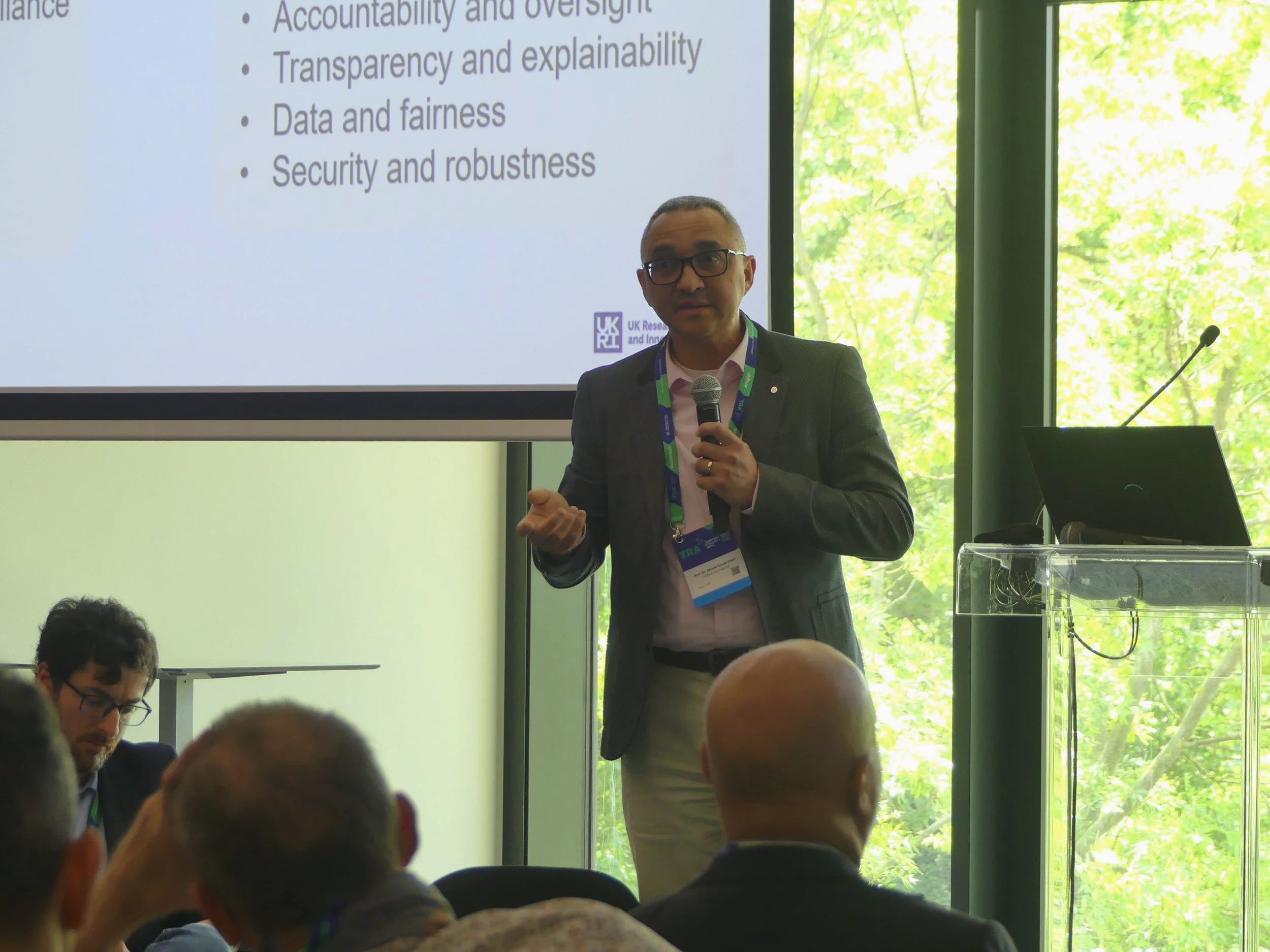 Dr Alexeis Garcia-Perez sharing the findings from the stakeholder consultation.